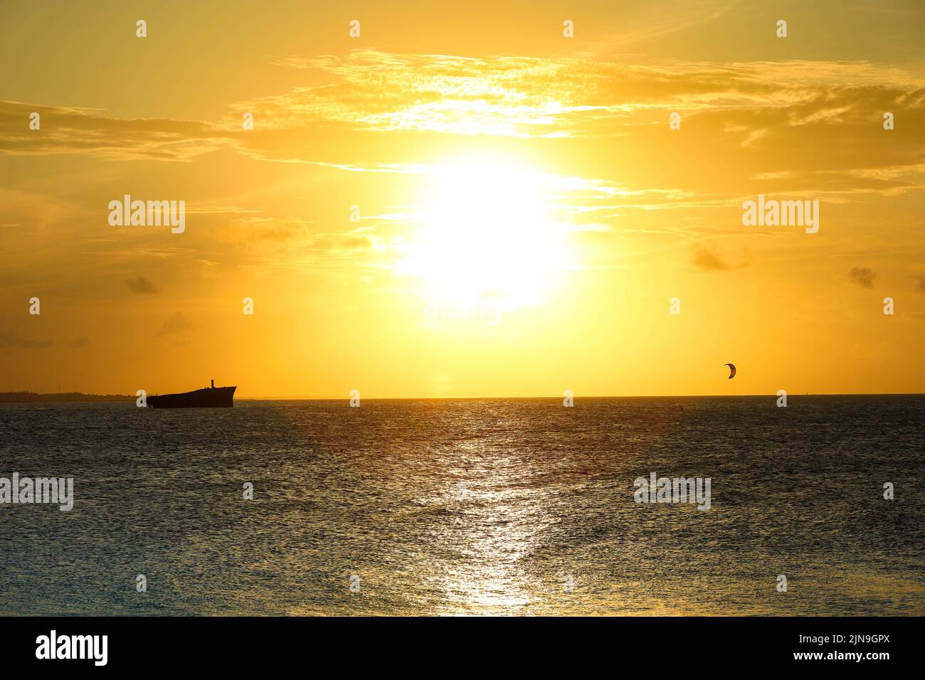 Coucher de soleil sur la mer de Fortaleza Brésil avec silhouette d'une épave Banque D'Images