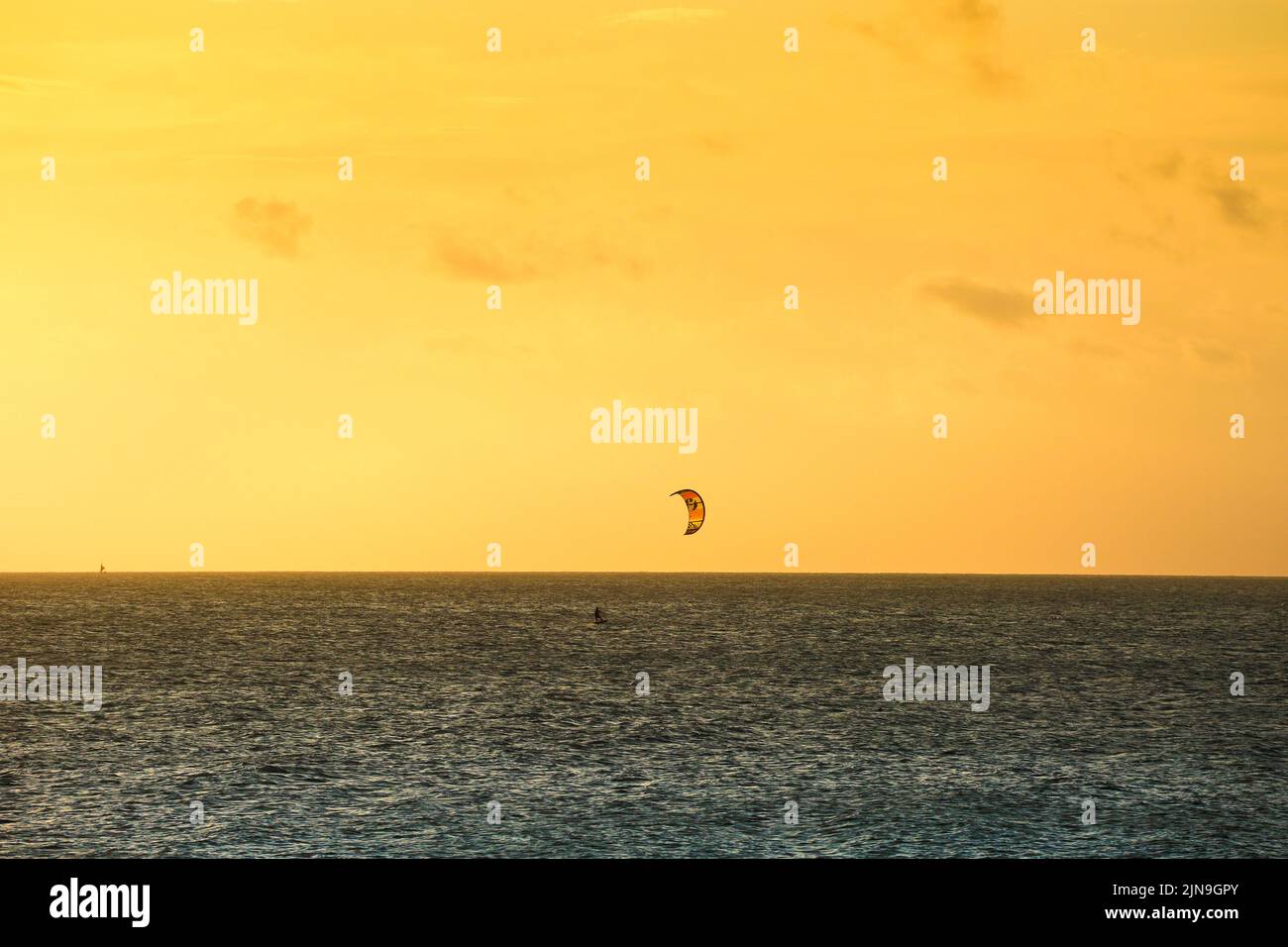 Coucher de soleil sur la mer de Fortaleza Brésil avec silhouette d'une épave Banque D'Images