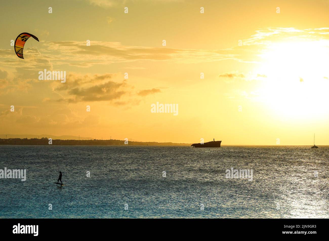 Coucher de soleil sur la mer de Fortaleza Brésil avec silhouette d'une épave Banque D'Images