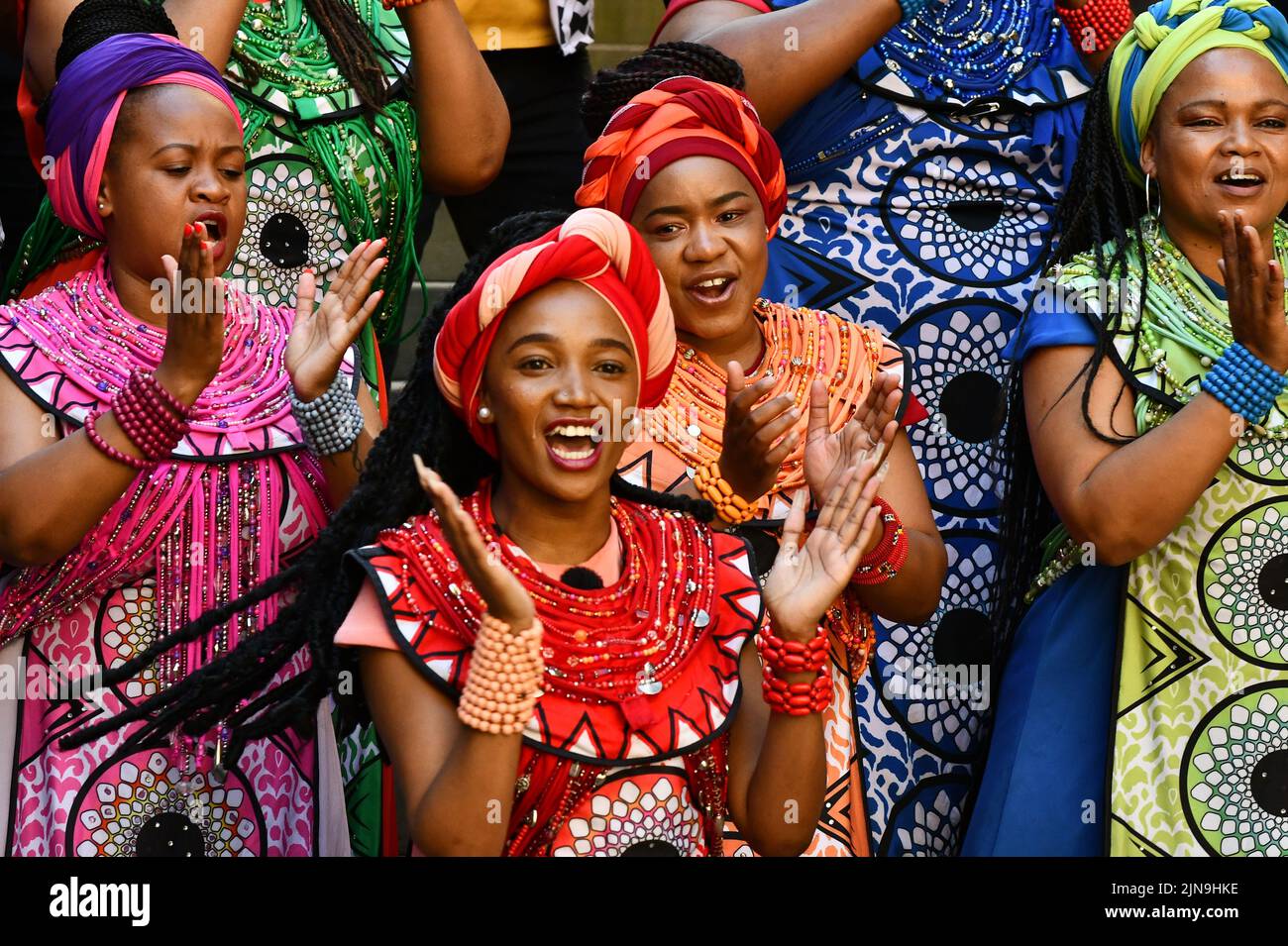 Edinburgh, Écosse, Royaume-Uni, 10 août 2022. Soweto Gospel Choir au Festival Fringe d'Édimbourg, salle de l'Assemblée, chantant en l'honneur du père de leur nation arc-en-ciel, Nelson Mandela, et pour célébrer et commémorer la lutte du mouvement démocratique d'Afrique du Sud pour la liberté. Credit sst/alamy Live News Banque D'Images