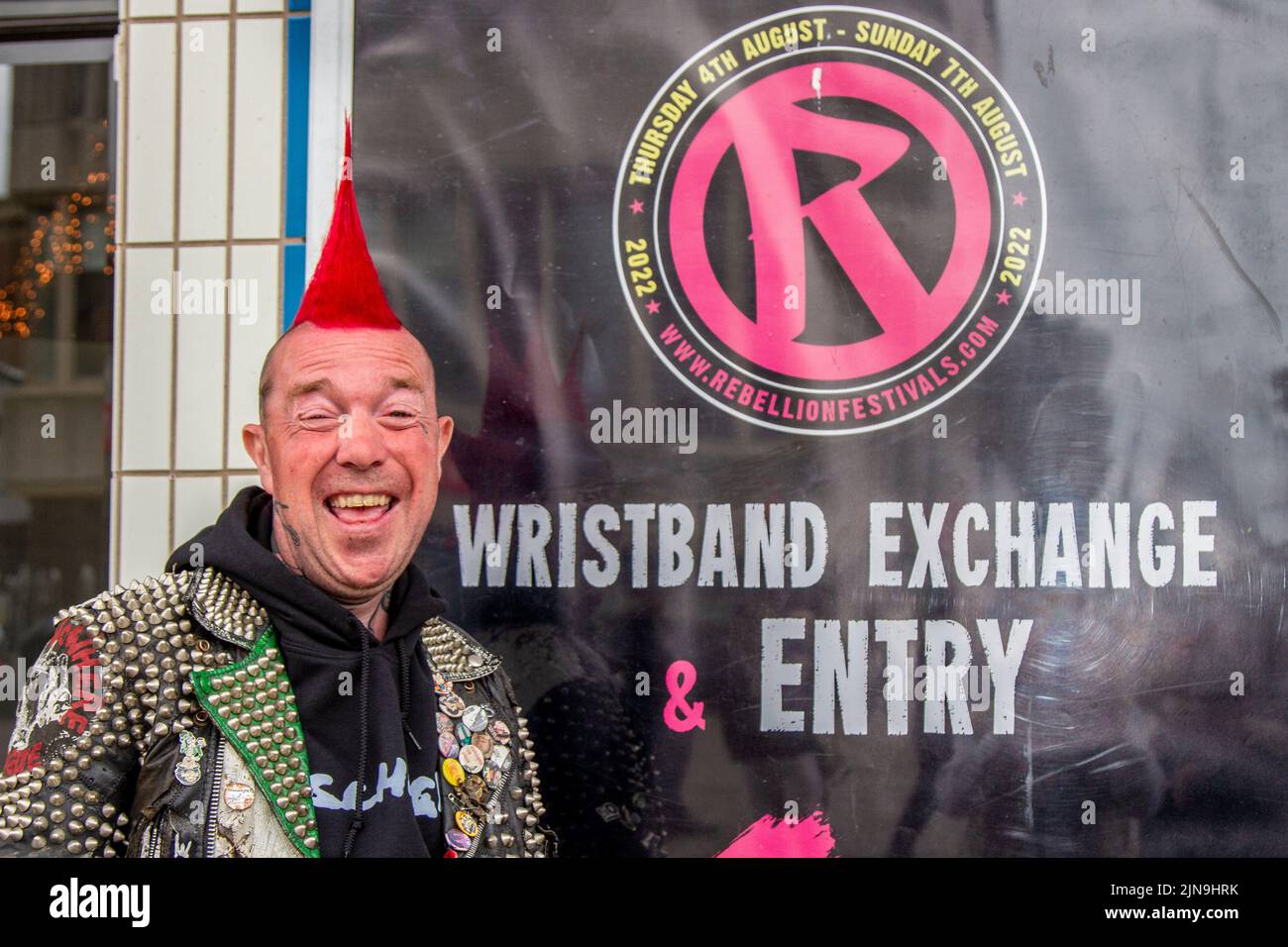 La sous-culture punk, les idéologies, la mode, avec des coiffures et des colorations de Mohican au festival Punk Rebellion 2022 à Winter Gardens, Blackpool, Royaume-Uni. Une protestation contre les attitudes et les comportements conventionnels, un choc des cultures anti-establishment, des mohawks, des épingles de sécurité et une charge d'attitude à la ville de bord de mer tandis que les punks participant au festival annuel de musique rock Rebellion aux jardins d'hiver se côtoient avec les vacanciers traditionnels. Banque D'Images