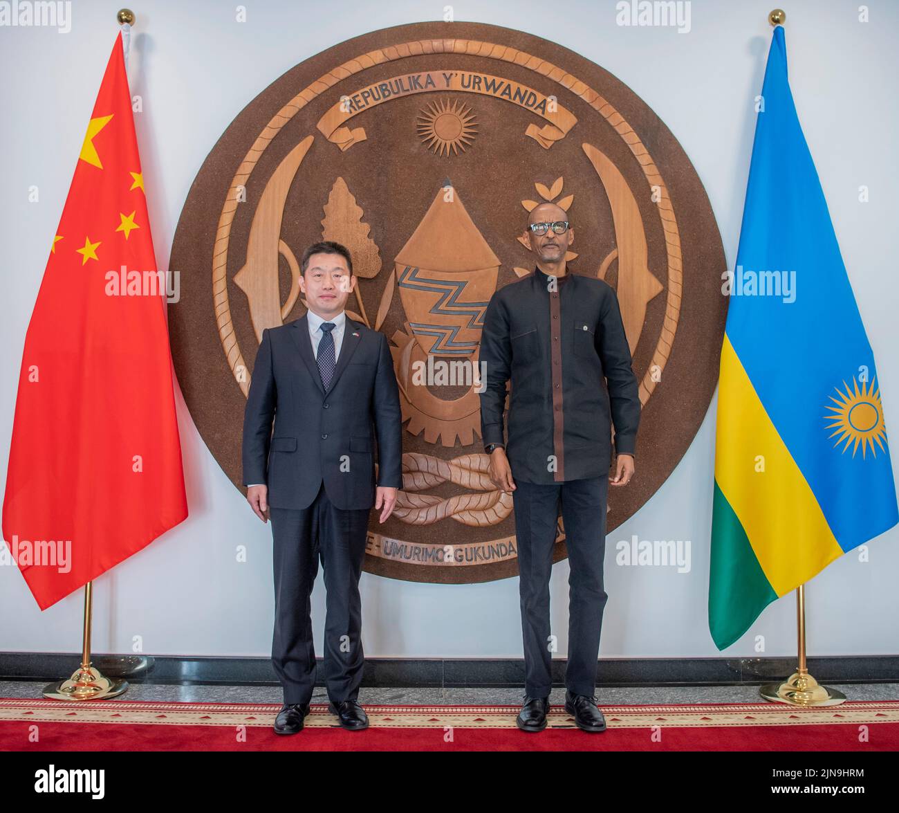 (220810) -- KIGALI, le 10 août 2022 (Xinhua) -- le président rwandais Paul Kagame (R) et le nouvel ambassadeur chinois au Rwanda Wang Xuekun posent pour des photos à Kigali, capitale du Rwanda, le 9 août 2022. Le nouvel ambassadeur chinois au Rwanda Wang Xuekun a présenté mardi la lettre de créance au président rwandais Paul Kagame à Kigali, capitale du Rwanda. ALLER AVEC 'le nouvel ambassadeur chinois s'engage à approfondir la coopération, l'amitié avec le Rwanda' (Bureau rwandais du président/document via Xinhua) Banque D'Images