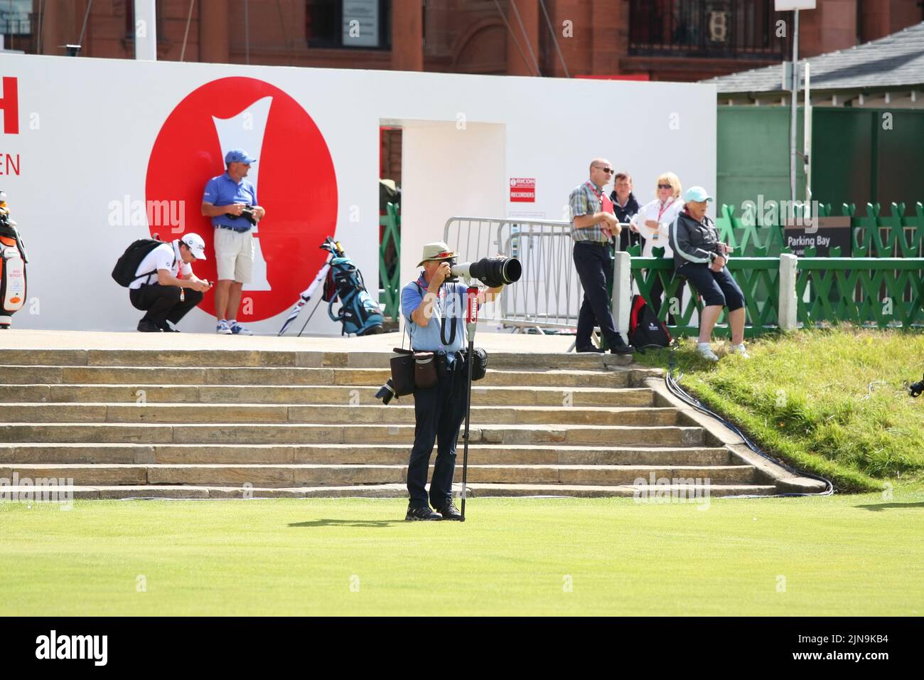 David Cannon, photographe de golf légendaire, a fait partie du tee-shirt 1st lors de la dernière ronde de l'Open britannique féminin de Ricoh 2013 qui s'est tenue au St Andrews Old course en août Banque D'Images