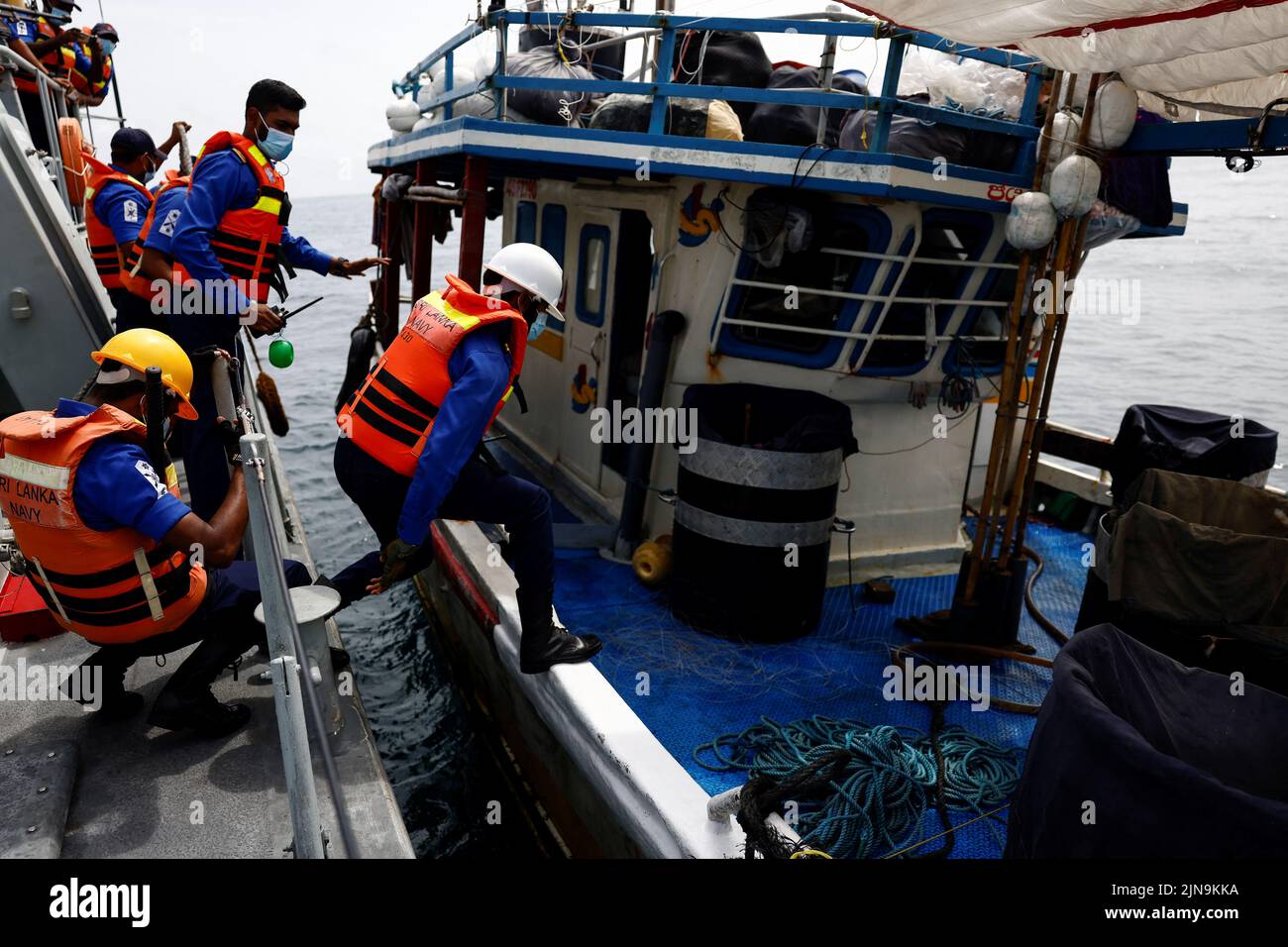 L'équipe de patrouille de la marine sri-lankaise inspecte un bateau de pêche lors d'une opération de recherche aléatoire, dans le contexte de la crise économique du pays, à Colombo, au Sri Lanka, au 29 juillet 2022. REUTERS/Dinuka Liyanawatte Banque D'Images