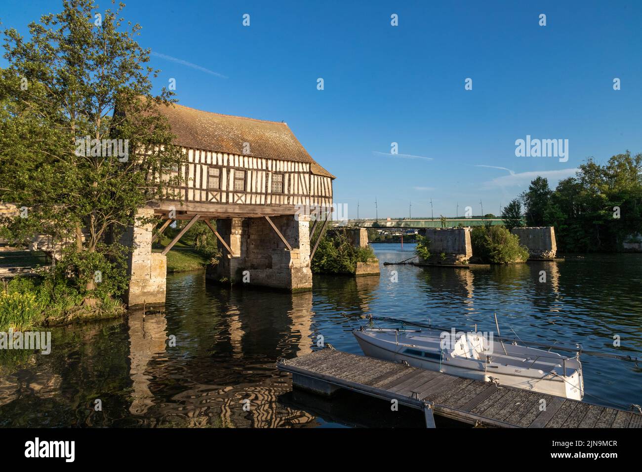 France, Eure, Vernon, le Vieux Moulin, ancien moulin à eau sur le vieux pont qui traverse la Seine // France, Eure (27), Vernon, le Vieux Moulin su Banque D'Images