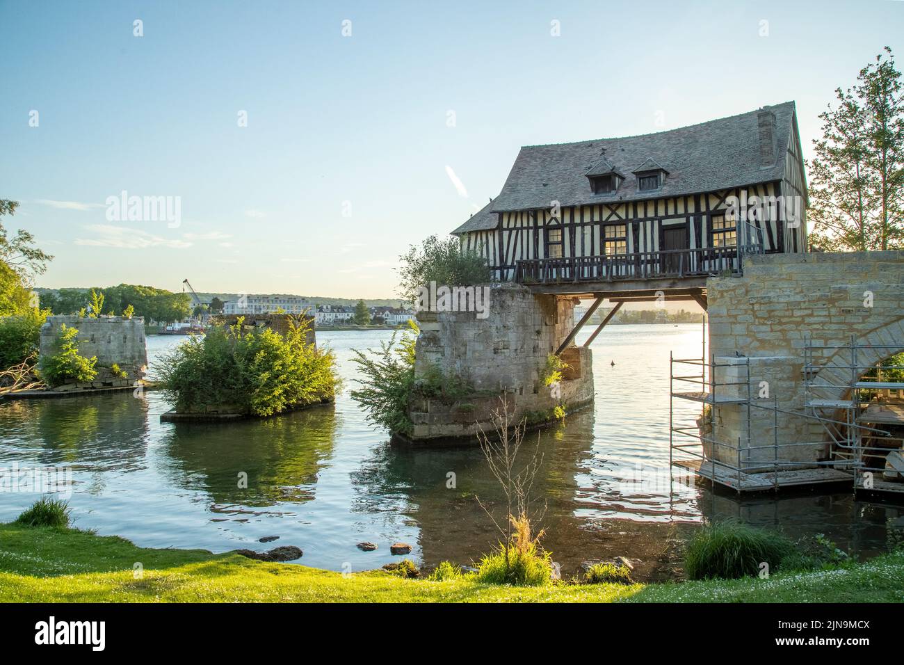 France, Eure, Vernon, le Vieux Moulin, ancien moulin à eau sur le vieux pont qui traverse la Seine // France, Eure (27), Vernon, le Vieux Moulin su Banque D'Images