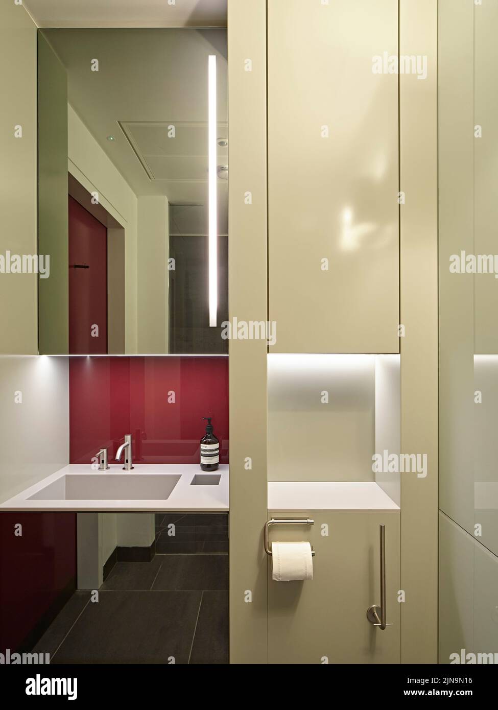 Détails sur les toilettes. 30 St James' Square, Londres, Royaume-Uni. Architecte: Eric Parry Architects Ltd, 2021. Banque D'Images