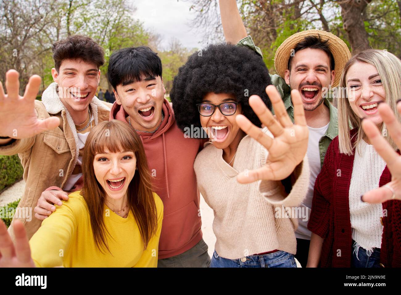 Groupe de jeunes amis joyeux prenant le portrait de selfie. Étudiants sur le campus universitaire. Des gens heureux qui regardent l'appareil photo souriant. Concept de Banque D'Images