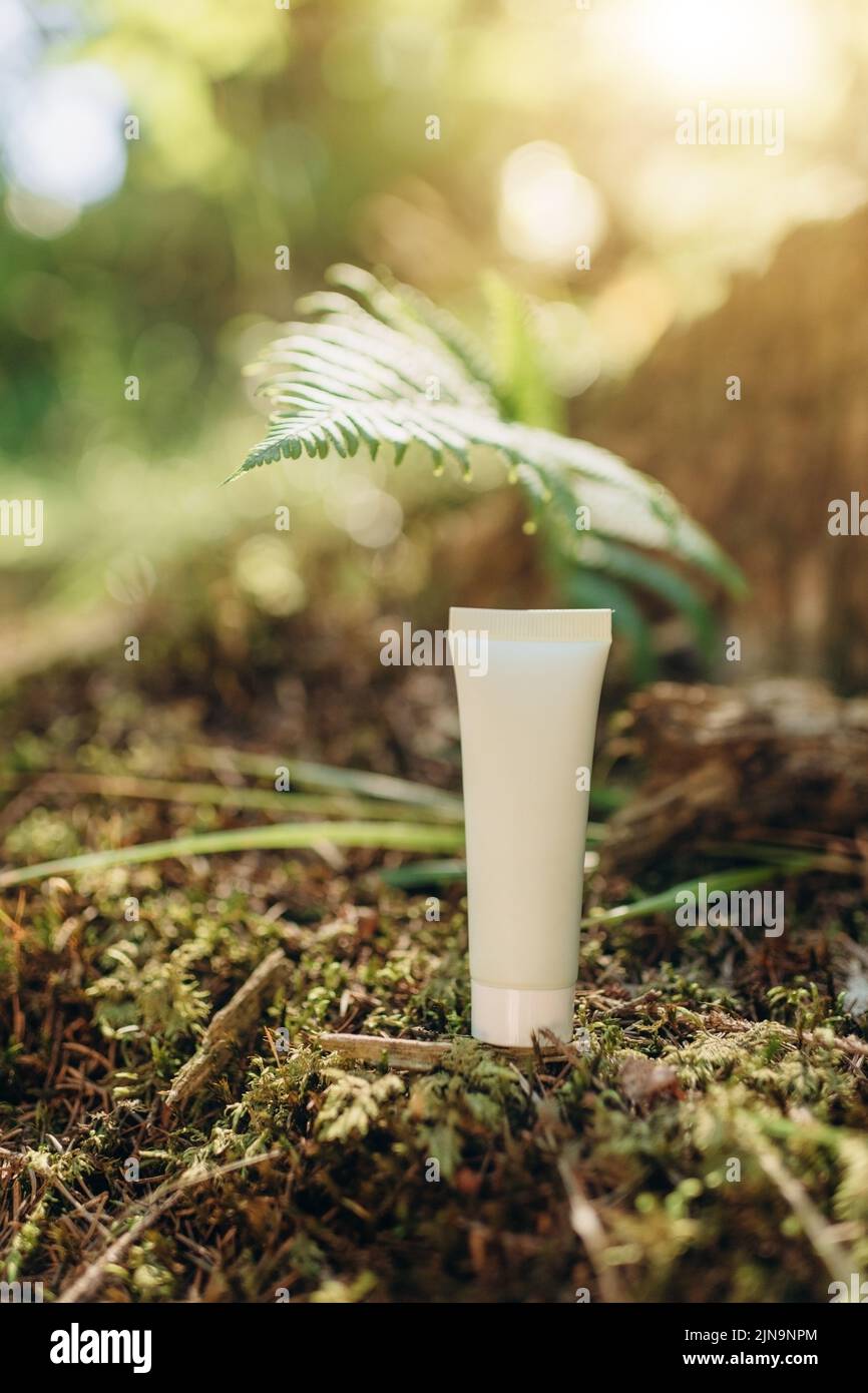 Maquette d'un tube pour crème sur fond naturel dans la forêt, un produit respectueux de l'environnement, composants naturels Banque D'Images
