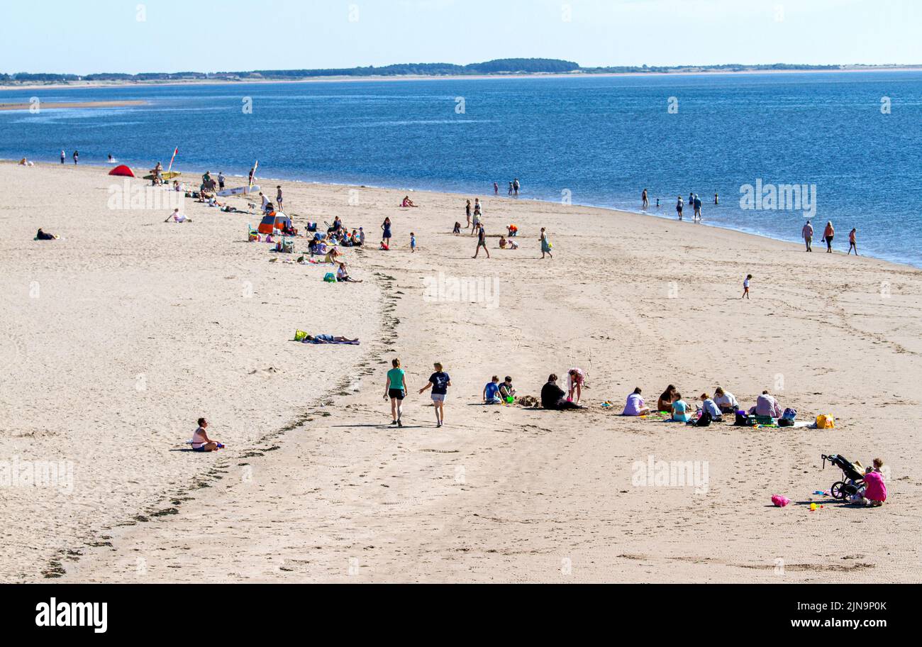 Dundee, Tayside, Écosse, Royaume-Uni. 10th août 2022. Météo au Royaume-Uni : la vague de chaleur d'août se poursuit dans le nord-est de l'Écosse, avec des sommets de 24 °C. Le matin, les amateurs de plage se rassemblent sur la plage de Dundee's Broughty Ferry pour profiter du soleil et du soleil sur la plage. Crédit : Dundee Photographics/Alamy Live News Banque D'Images