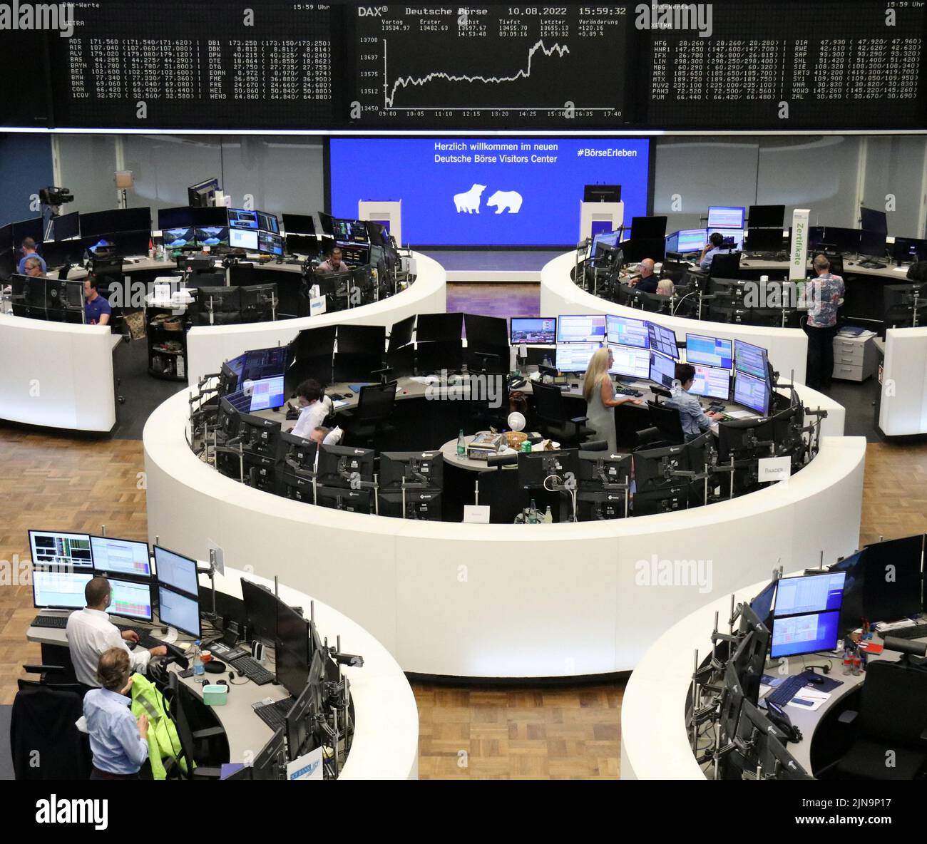 Le graphique DAX de l'indice boursier allemand est représenté à la bourse de Francfort, en Allemagne, au 10 août 2022. REUTERS/personnel Banque D'Images