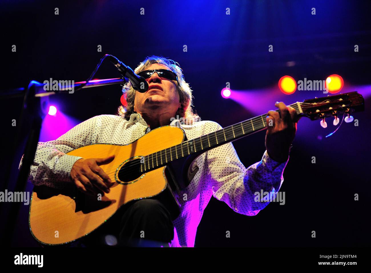 José Feliciano, chanteur et guitariste virtuose portoricain, né aveugle en permanence en raison du glaucome congénital, se présente sur scène lors d'un concert en direct, José Feliciano (né 10 septembre 1945) est un guitariste, chanteur et compositeur virtuose portoricain, photo Kazimierz Jurewicz Banque D'Images