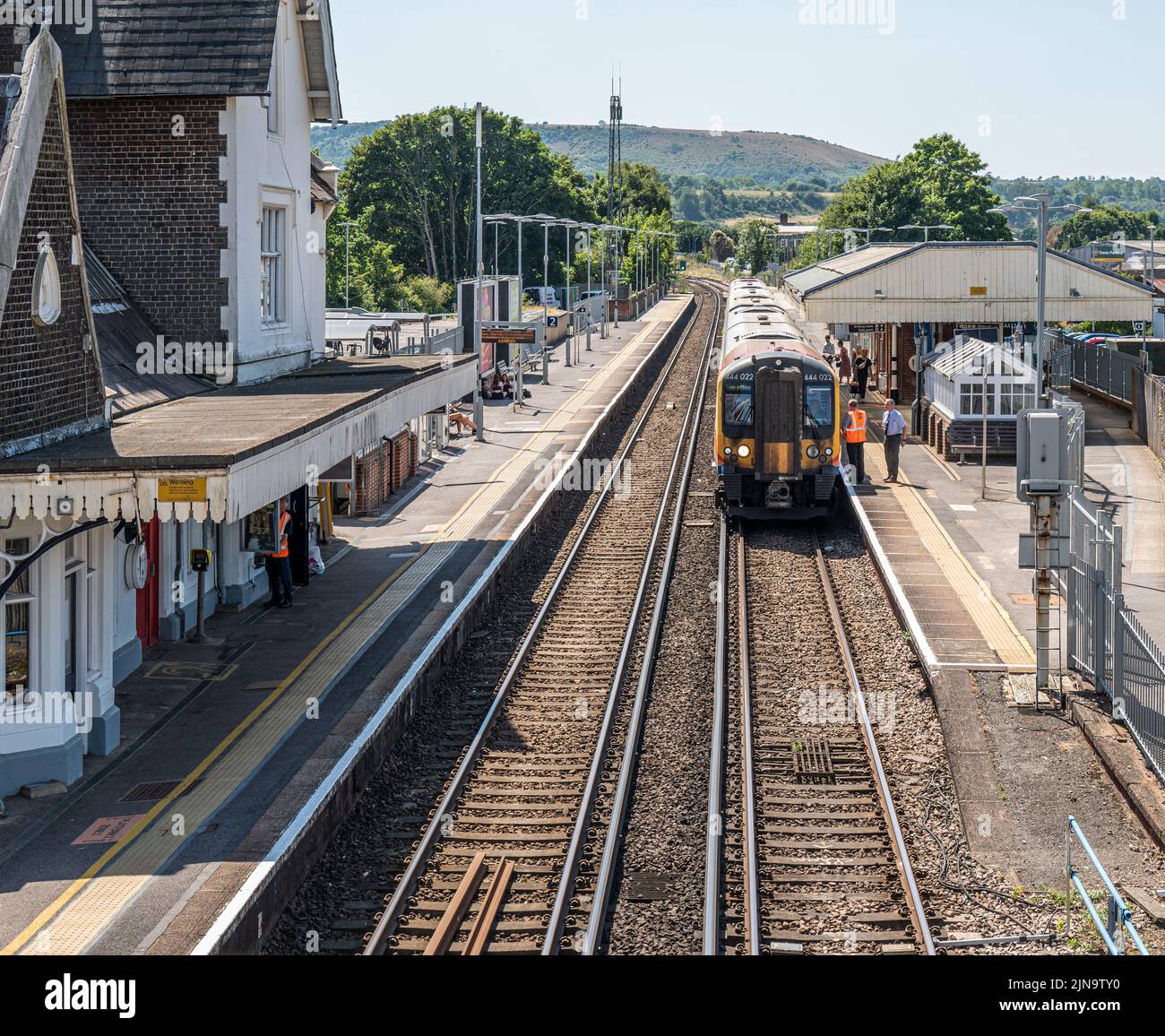 Le train vient d'arriver à la gare de Petersfield en attendant que les passagers montent avant de partir pour Londres. Banque D'Images
