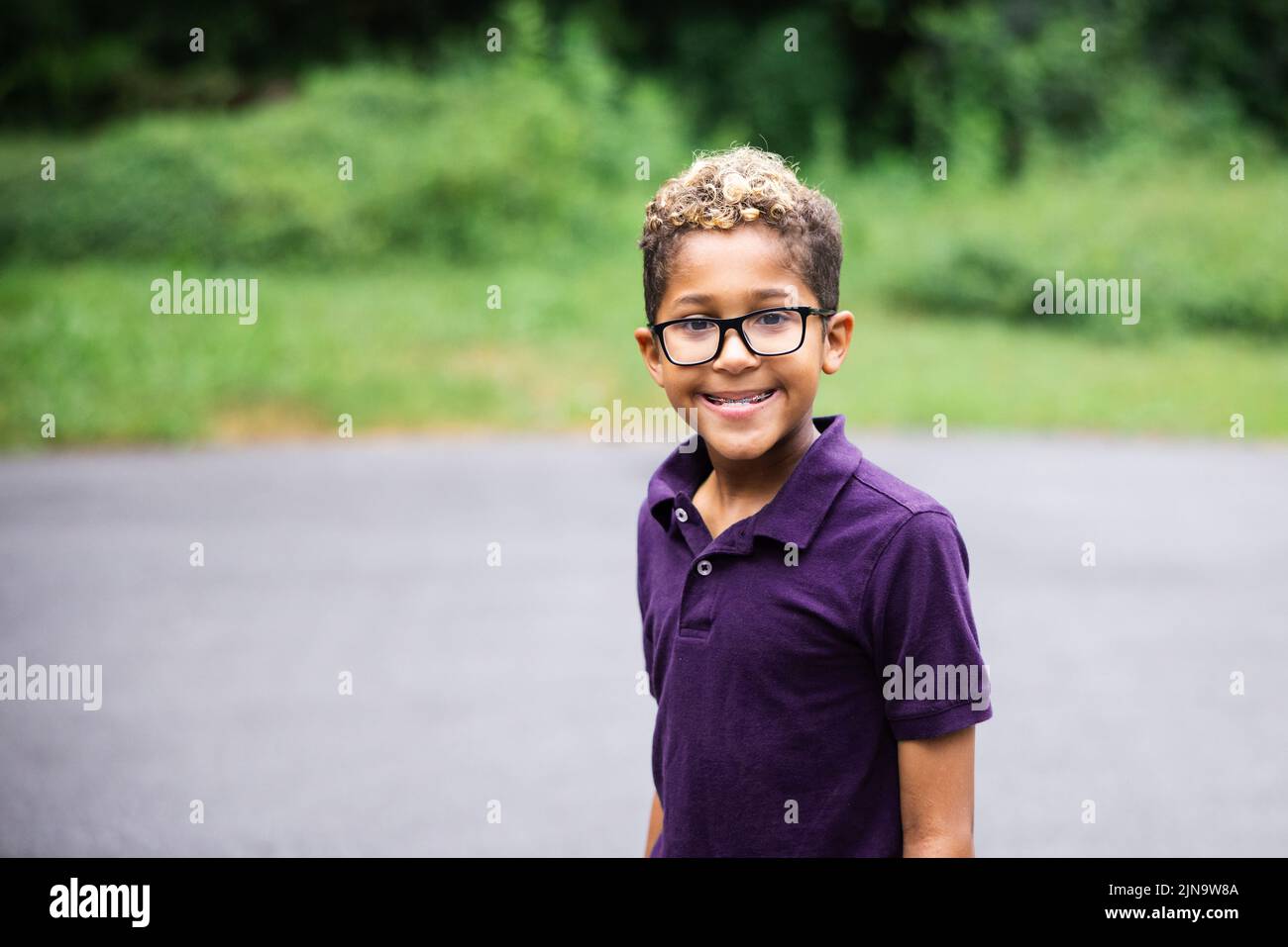 Garçon métisse frisé lunettes Banque de photographies et d’images à