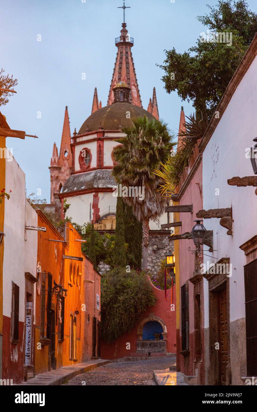 Tôt le matin, vue sur la rue pavée Aldama de la tour de la barque originale de Parroquia de San Miguel Arcangel dans le centre-ville historique de San Miguel de Allende, Mexique. Banque D'Images