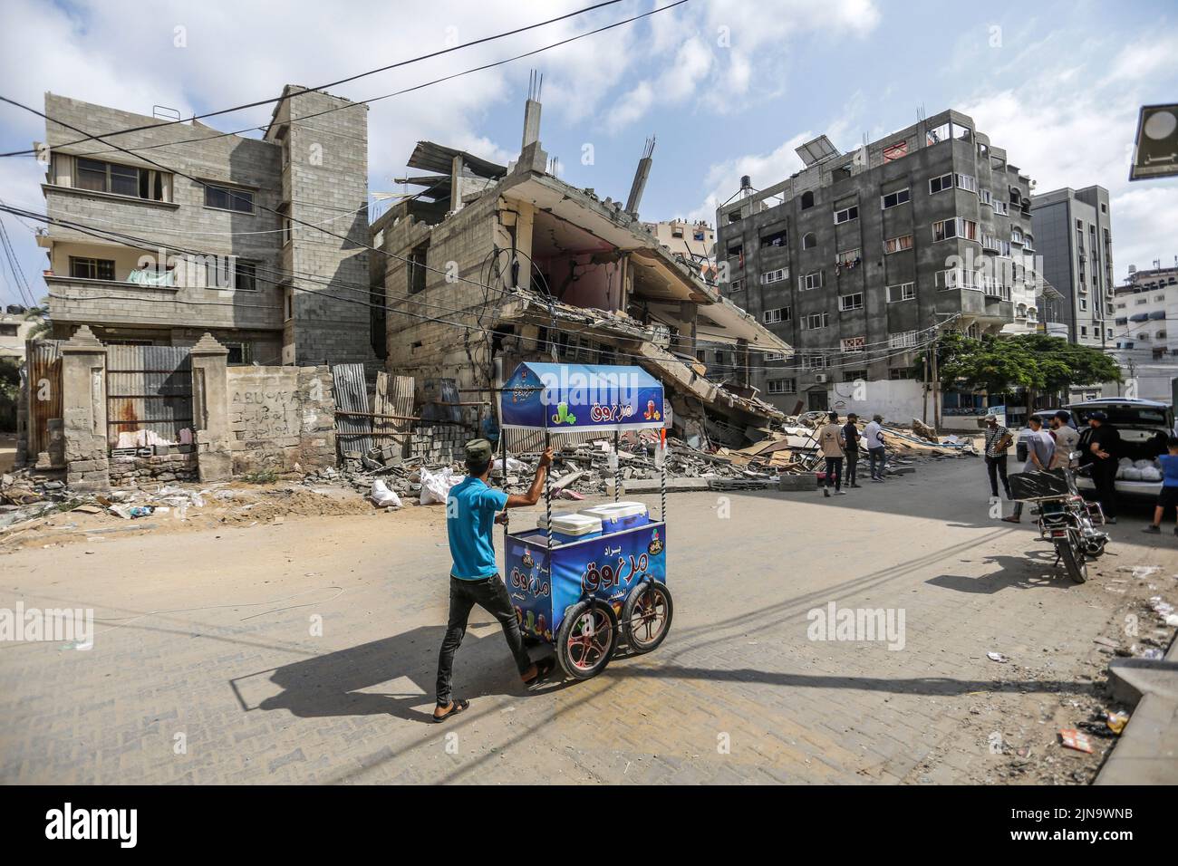 Gaza, la bande de Gaza. 10 août 2022, la ville de Gaza, la bande de Gaza, Palestine : les Palestiniens marchent près des décombres d'une maison détruite après les attaques israéliennes sur Gaza, 10 août 2022. À 07 août, à 23 h 30 heure locale (20 h 30 GMT), Israël et les militants palestiniens à Gaza ont confirmé un cessez-le-feu négocié par l'Égypte, entré trois jours plus tard, suite à un échange d'attaques à la roquette et de frappes aériennes qui ont tué au moins 44 Palestiniens et blessé 360 autres, selon le ministère palestinien de la Santé. Crédit : ZUMA Press, Inc./Alay Live News Banque D'Images