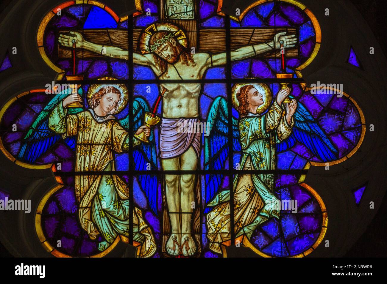 Vitraux crucifiés de Jésus-Christ à l'intérieur de l'église Saint-Pierre à Gramado, au Brésil Banque D'Images