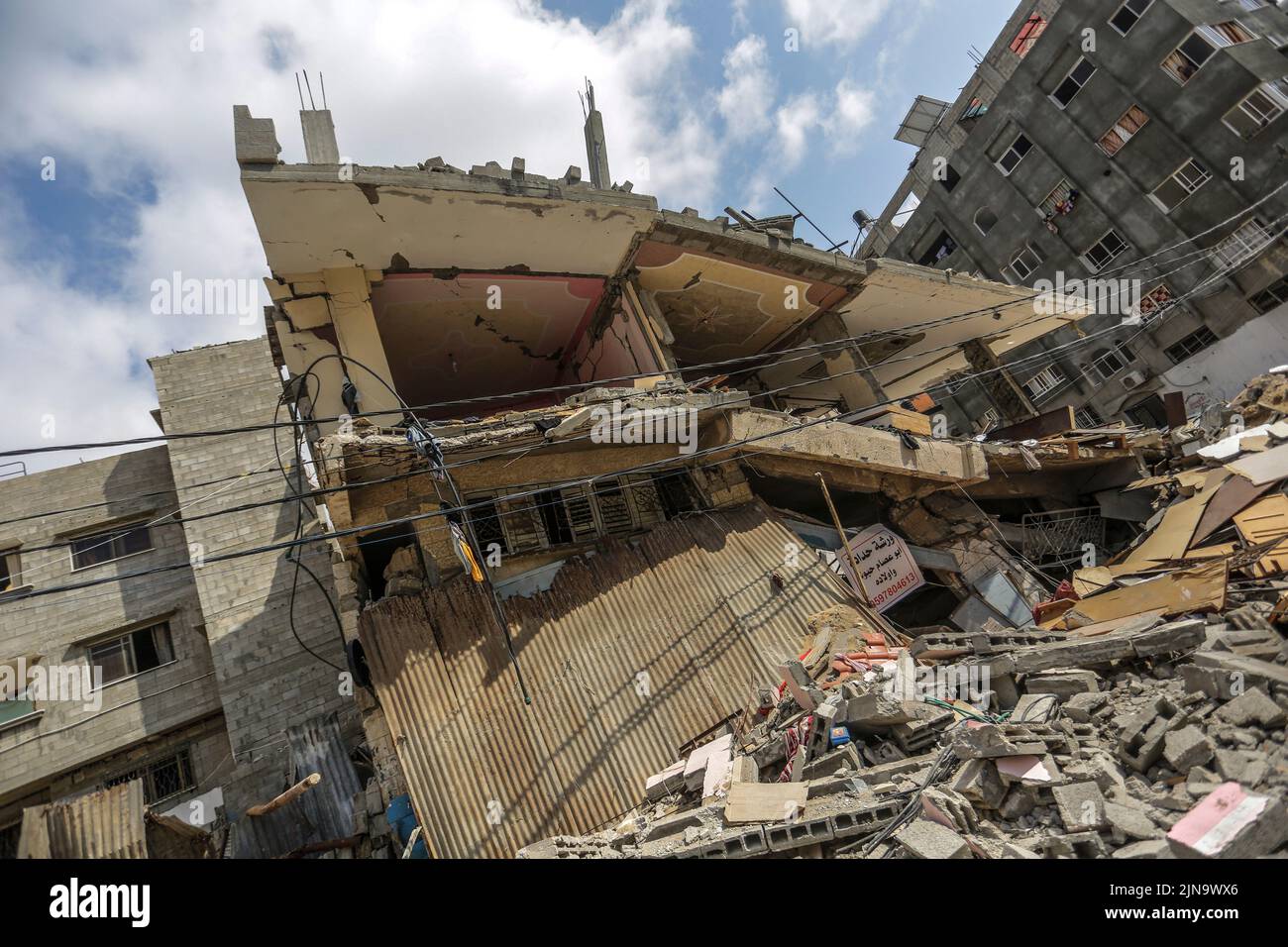 Gaza, la bande de Gaza. 10 août 2022, la ville de Gaza, la bande de Gaza, Palestine : les ruines d'une maison détruite après les attaques israéliennes sur Gaza, 10 août 2022. À 07 août, à 23 h 30 heure locale (20 h 30 GMT), Israël et les militants palestiniens à Gaza ont confirmé un cessez-le-feu négocié par l'Égypte, entré trois jours après un échange d'attaques à la roquette et de frappes aériennes qui ont tué au moins 44 Palestiniens et blessé 360 autres, selon le ministère palestinien de la Santé. Crédit : ZUMA Press, Inc./Alay Live News Banque D'Images