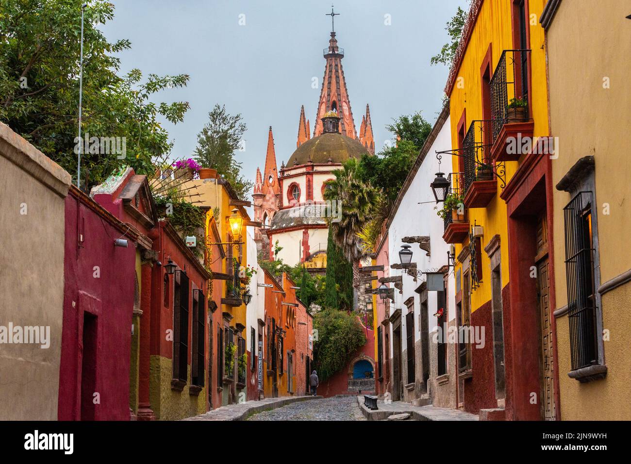 En début de matinée, vue sur la Calle Aldama, pavée, et la tour de la barque originale de Parroquia de San Miguel Arcangel, dans le centre-ville historique de San Miguel de Allende, Mexique. Banque D'Images