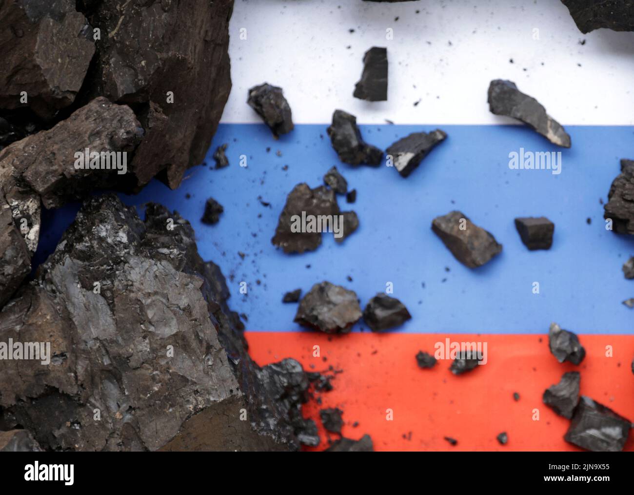 Le charbon est placé sur le drapeau russe dans cette illustration, 10 août 2022. REUTERS/Dado Ruvic/Illustration Banque D'Images