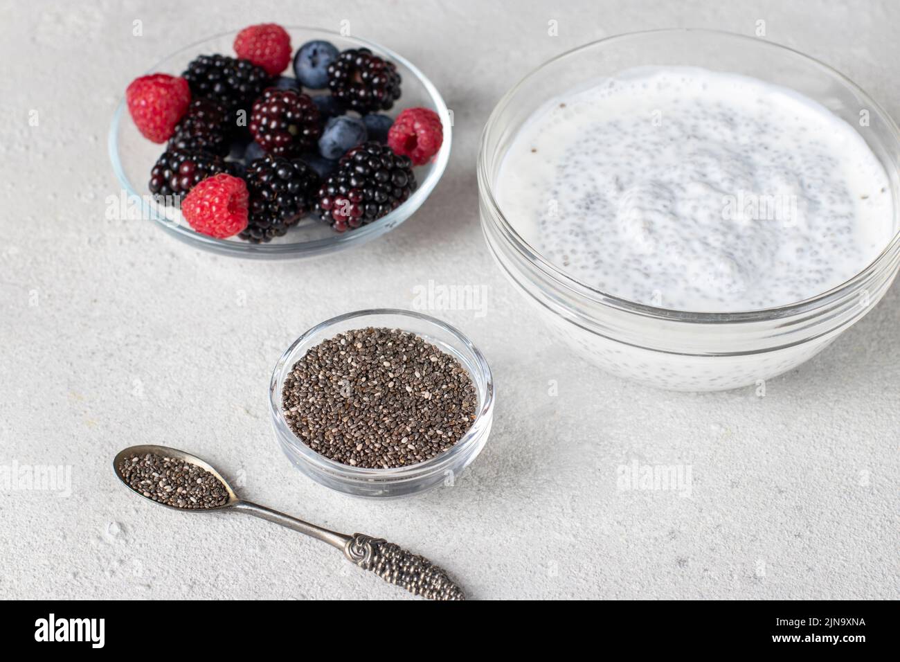 Graines de Chia, yaourt naturel et baies fraîches telles que framboises