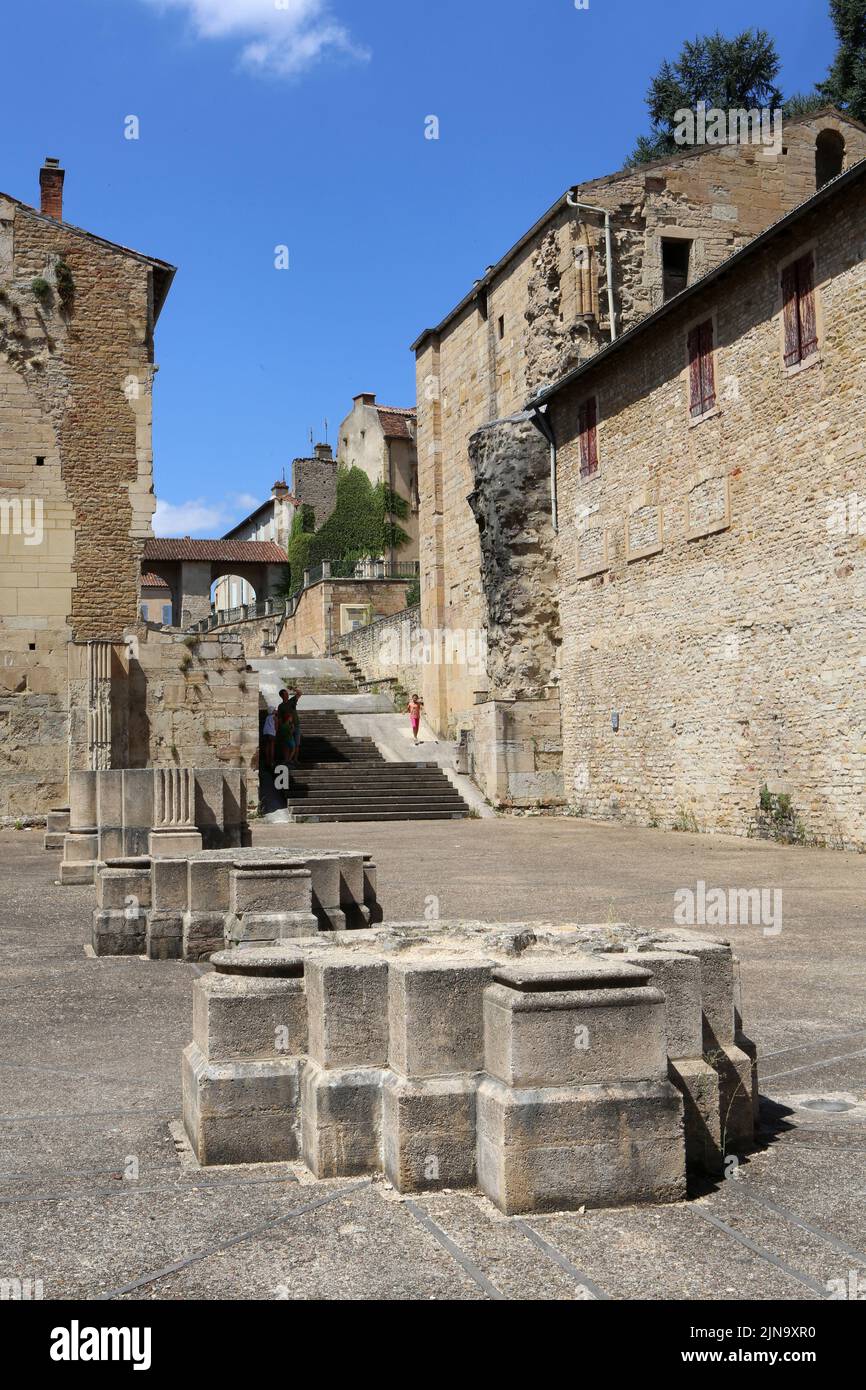 Avantnef Piliers cannelés et piliers. Vestiges. Portes d'Honneur