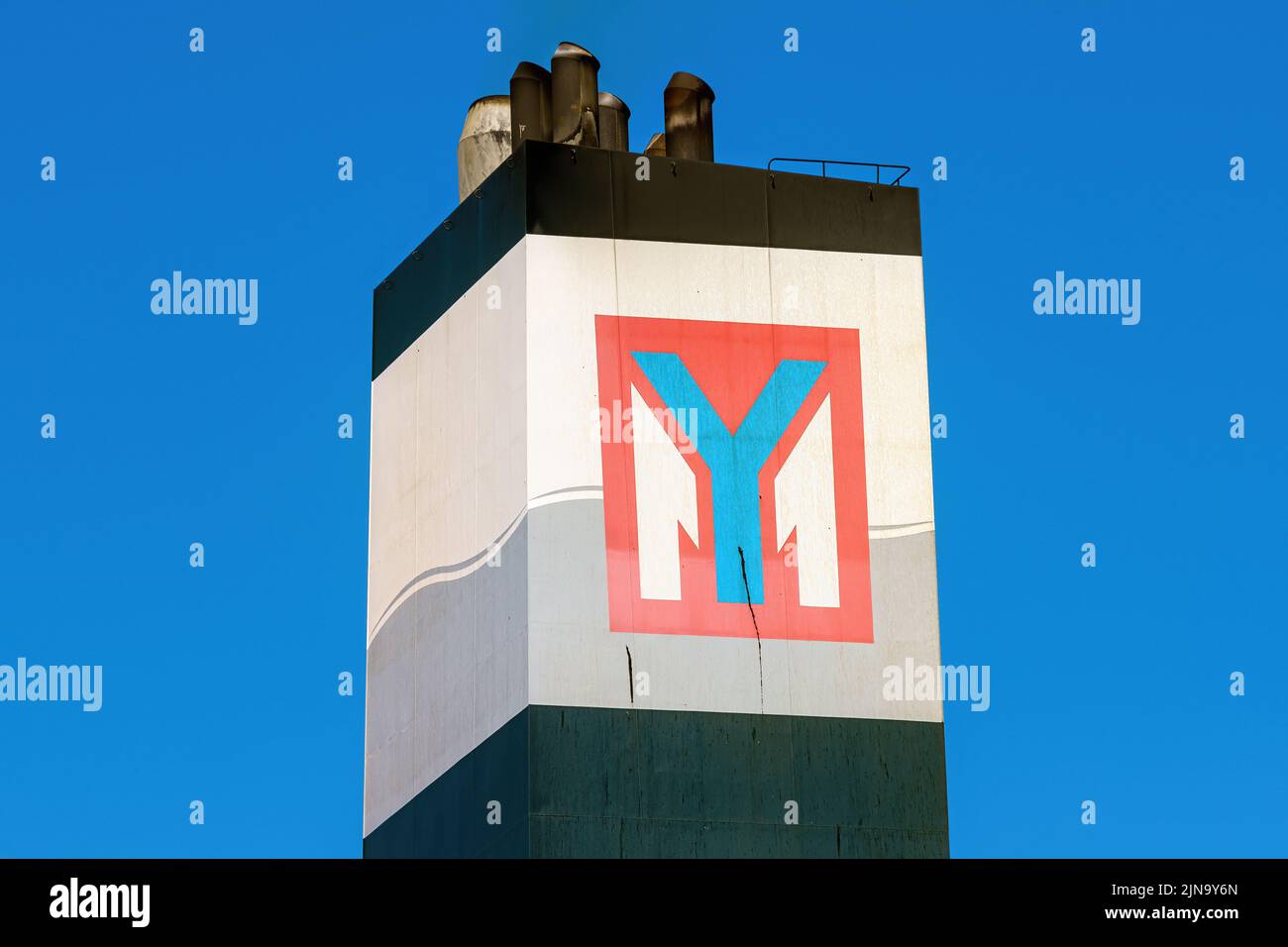 Le logo Yang Ming sur l'entonnoir du porte-conteneurs YM Wellness- juillet 2020. Banque D'Images