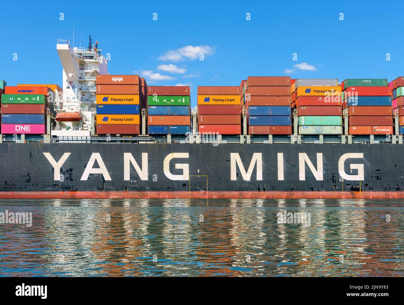 Le logo Yang Ming sur le porte-conteneurs YM Wellness - juillet 2020. Banque D'Images