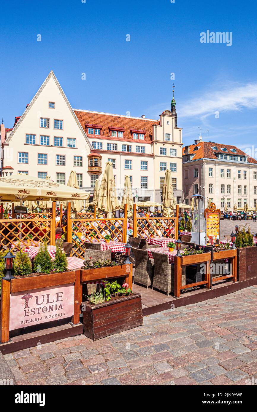 Cafés en plein air sur la place animée de l'hôtel de ville dans la vieille ville de Tallinn, la capitale de l'Estonie Banque D'Images