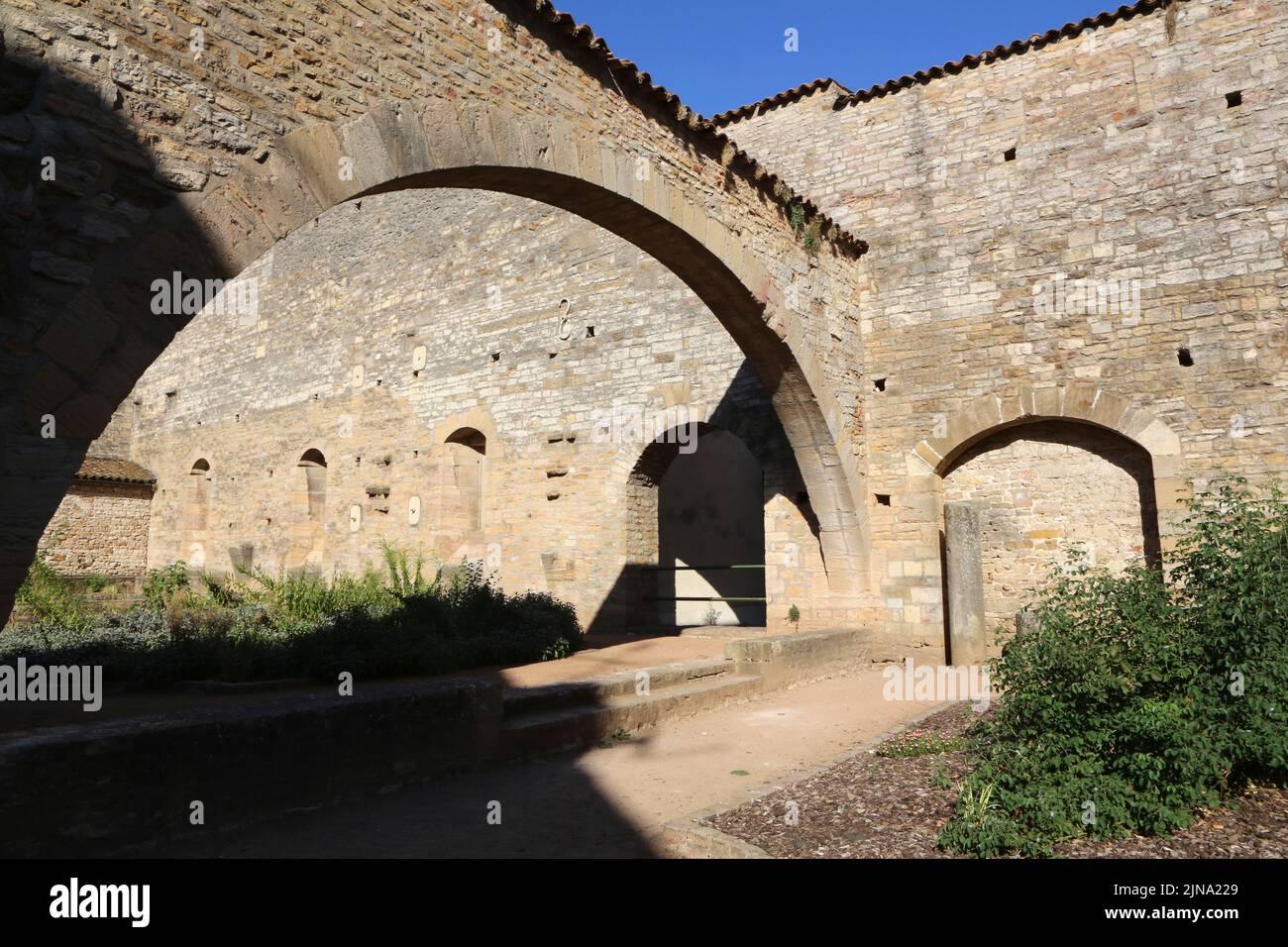 Murs et arcades des magasins du quartier des frères laïcs dits le Malgouverne. Cluny. Saône-et-Loire. Bourgogne. France. Europe. Banque D'Images