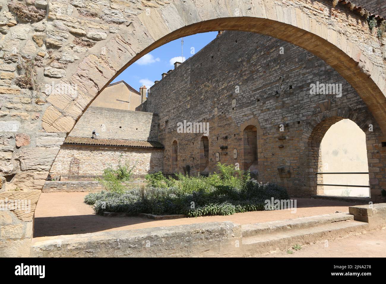 Murs et arcades des magasins du quartier des frères laïcs dits le Malgouverne. Cluny. Saône-et-Loire. Bourgogne. France. Europe. Banque D'Images