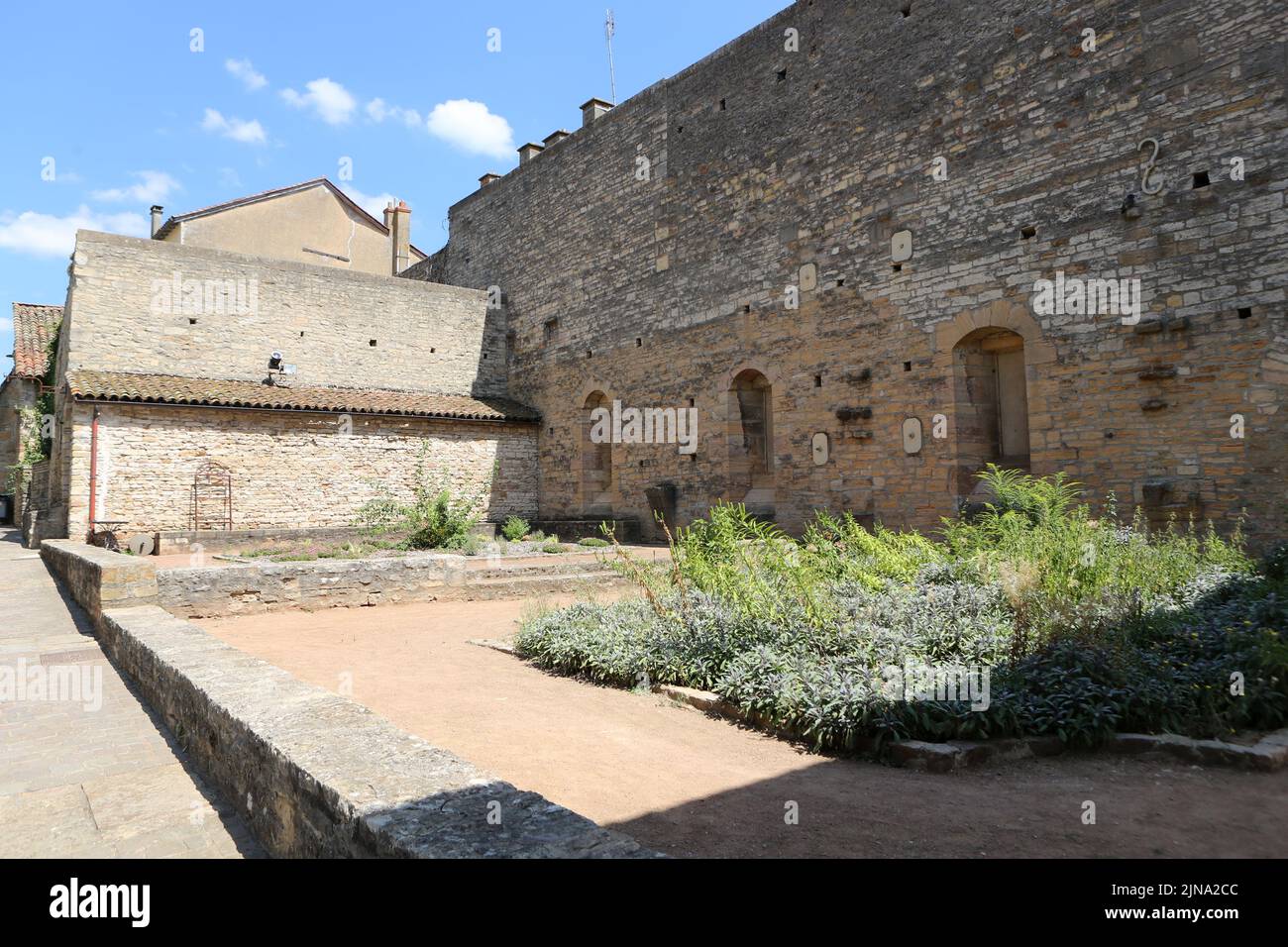 Murs et arcades des magasins du quartier des frères laïcs dits le Malgouverne. Cluny. Saône-et-Loire. Bourgogne. France. Europe. Banque D'Images
