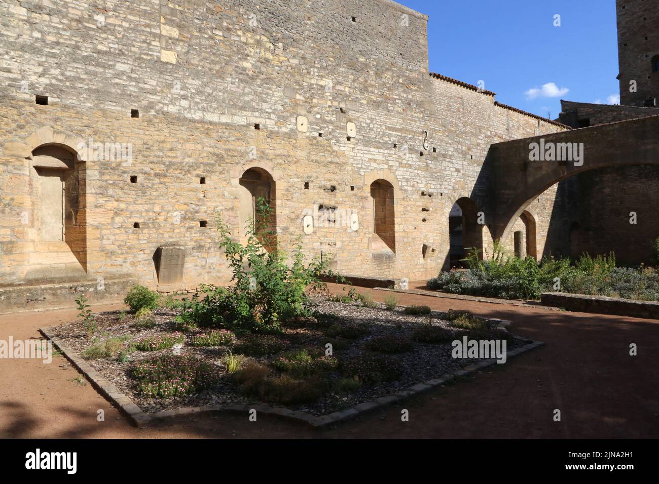 Murs et arcades des magasins du quartier des frères laïcs dits le Malgouverne. Cluny. Saône-et-Loire. Bourgogne. France. Europe. Banque D'Images