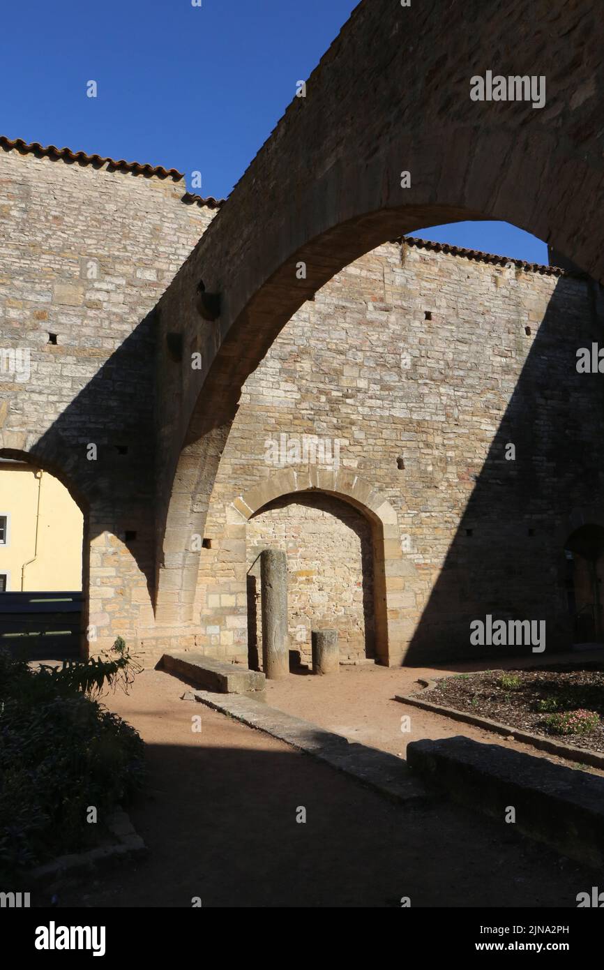 Murs et arcades des magasins du quartier des frères laïcs dits le Malgouverne. Cluny. Saône-et-Loire. Bourgogne. France. Europe. Banque D'Images