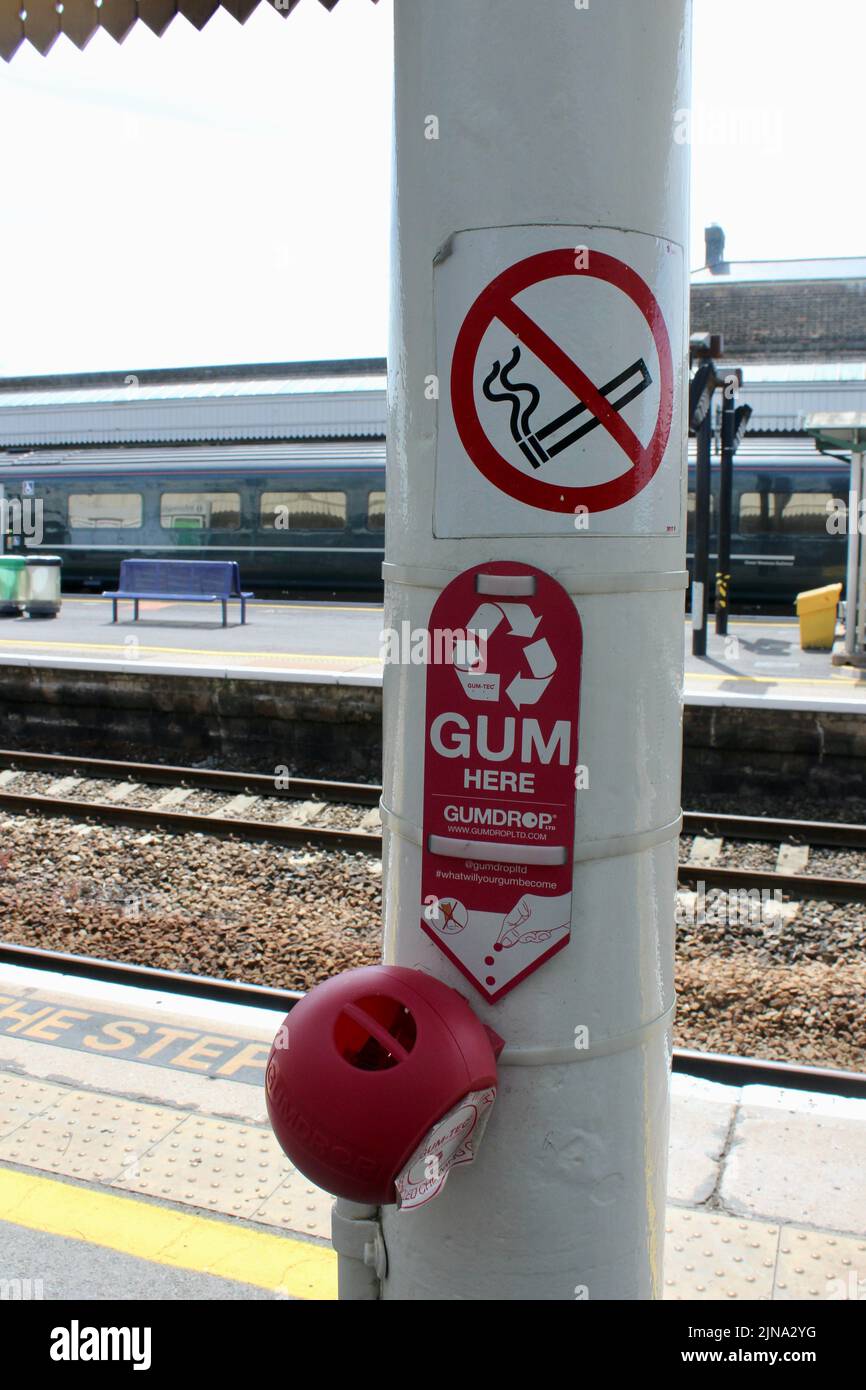 Point de recyclage de la gomme à mâcher à la gare de taunton, somerset, angleterre, Royaume-Uni Banque D'Images