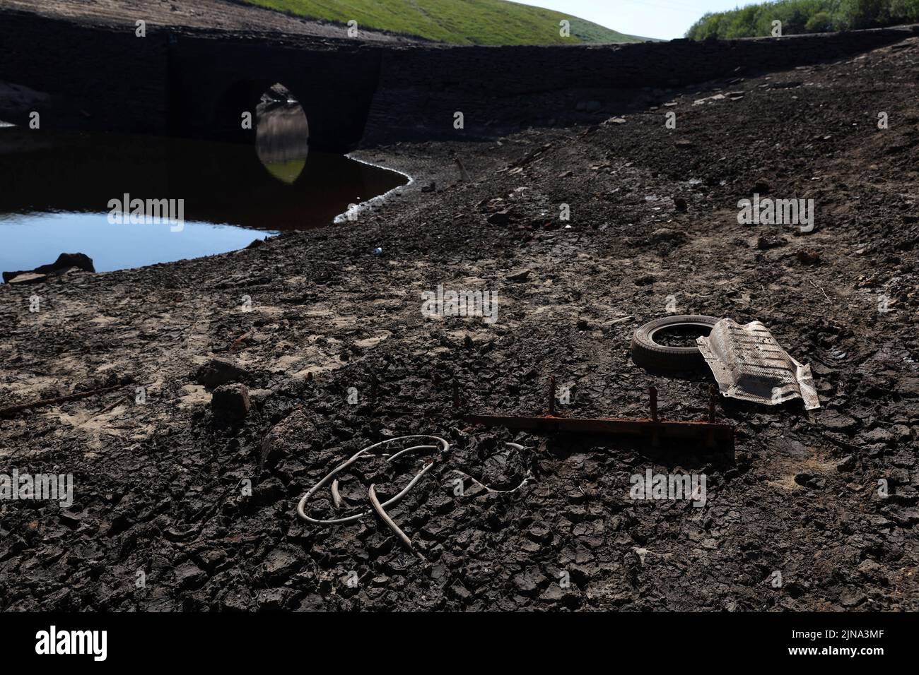 Une vue montre les faibles niveaux d'eau au réservoir Baitings à Ripponden, West Yorkshire, Britain, 10 août 2022. REUTERS/Lee Smith Banque D'Images