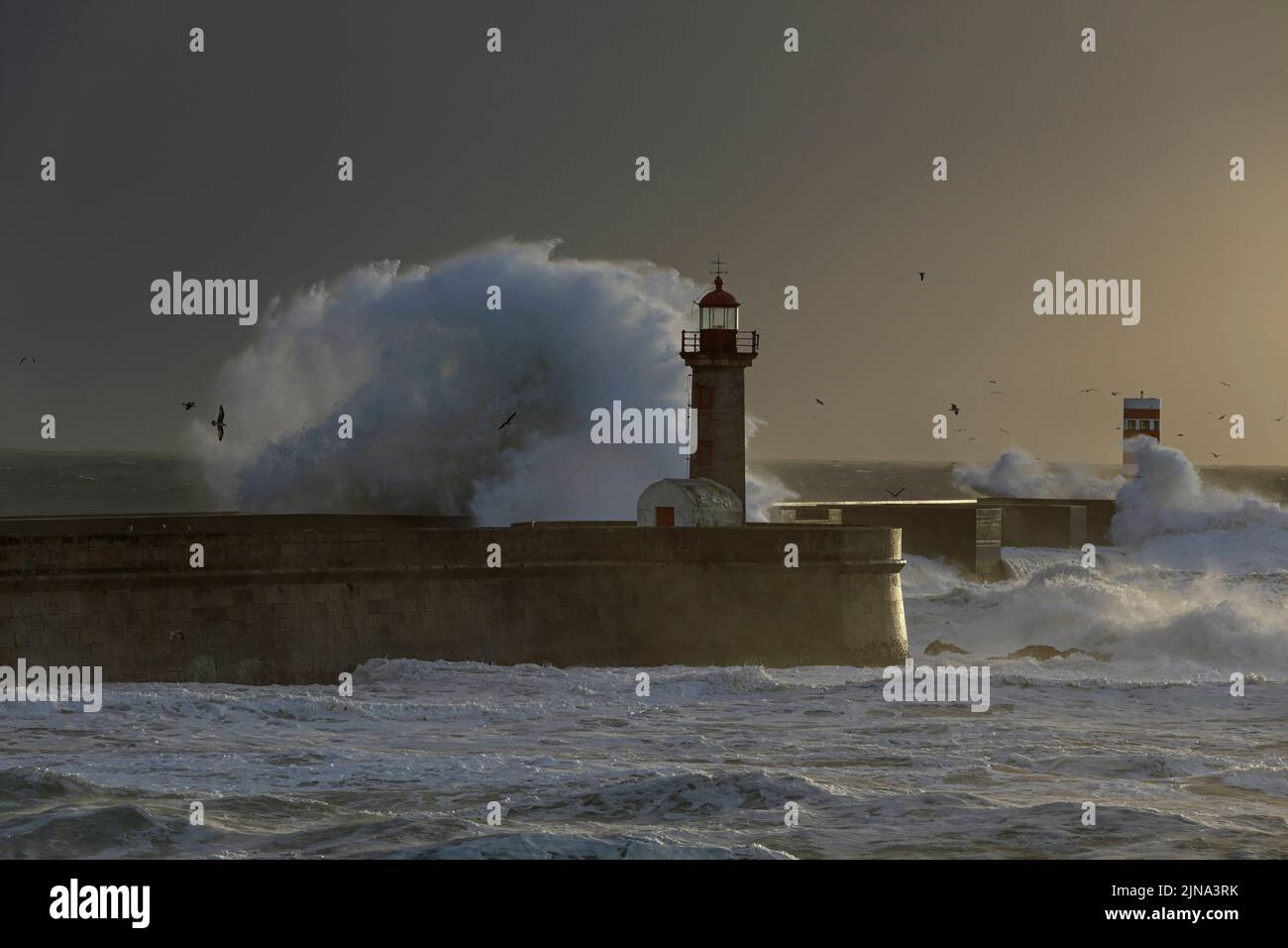 L'embouchure de la rivière Douro pendant une tempête au coucher du soleil Banque D'Images