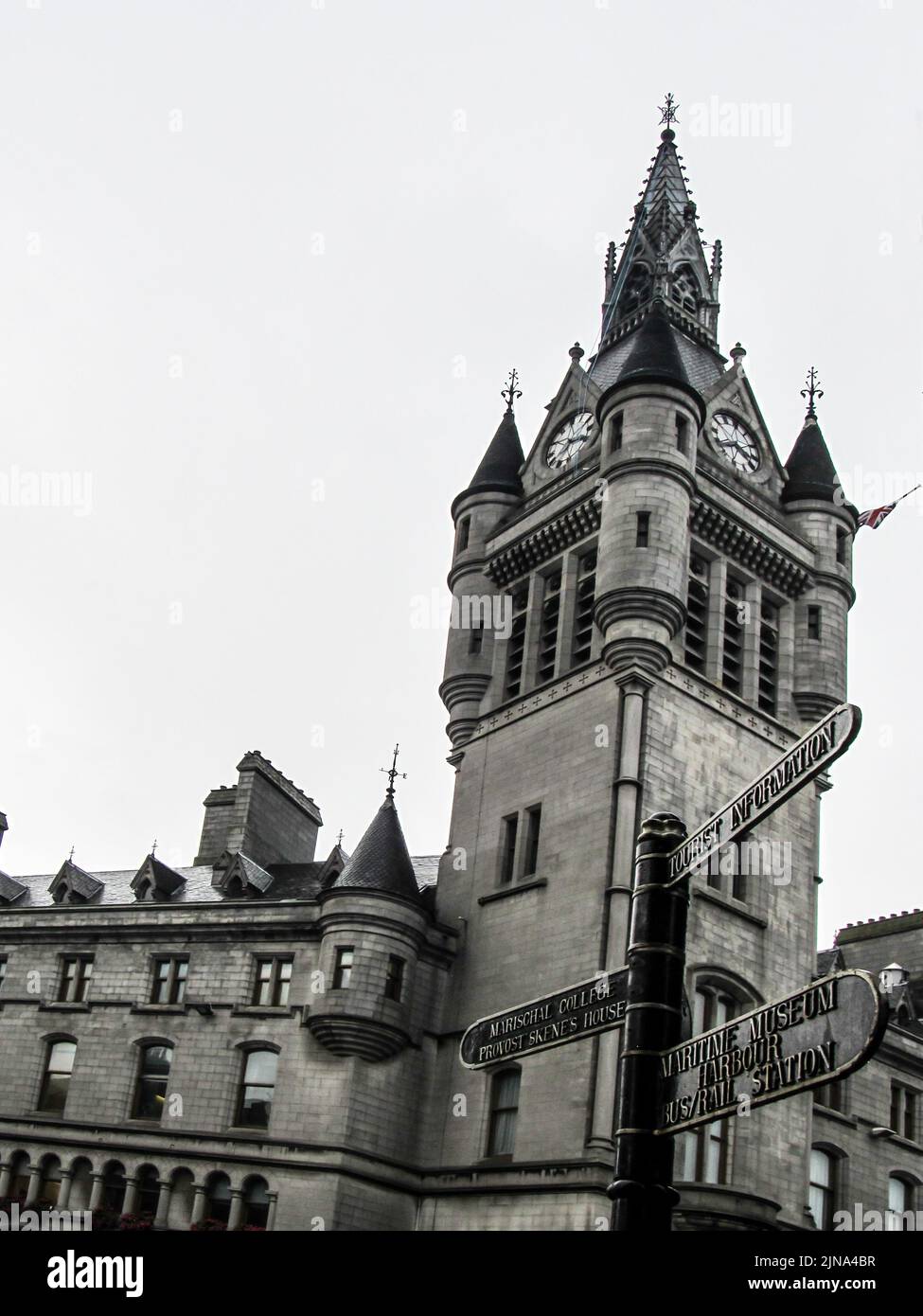 Vue sur la tour Granite du Tollbooth, Aberdeen Écosse, avec un panneau touristique en premier plan Banque D'Images