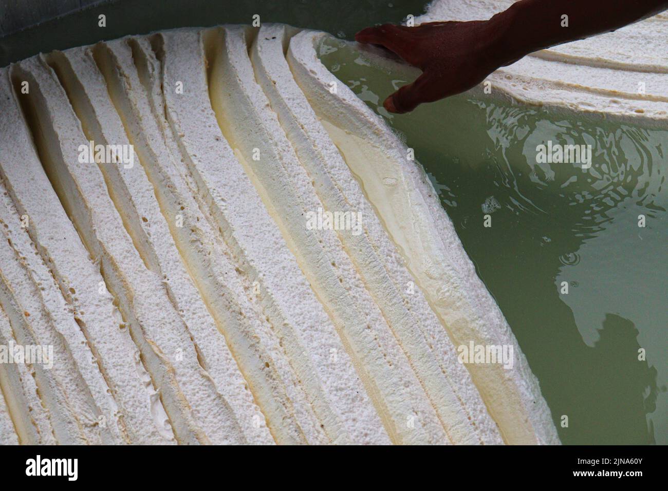 Caoutchouc brut naturel feuilles en usine pour le raffinage de séchage et de traitement Banque D'Images