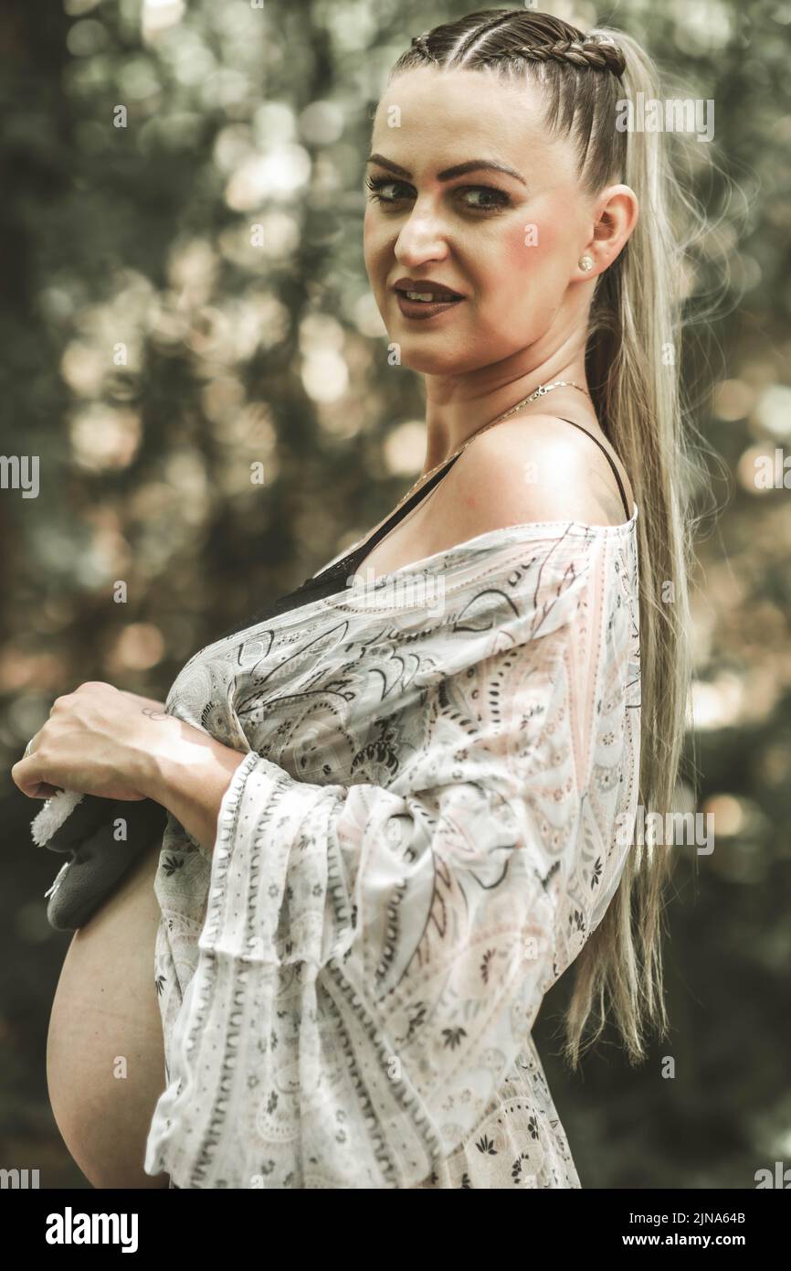 Belle dame dans un style guerrier vikings et barbares de cheveux. Banque D'Images