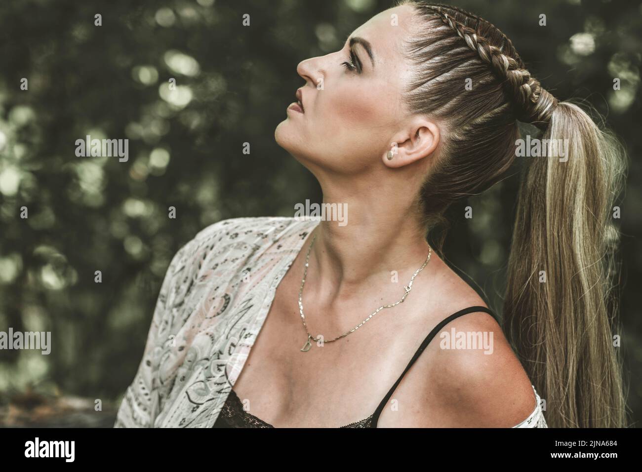 Belle dame dans un style guerrier vikings et barbares de cheveux. Banque D'Images