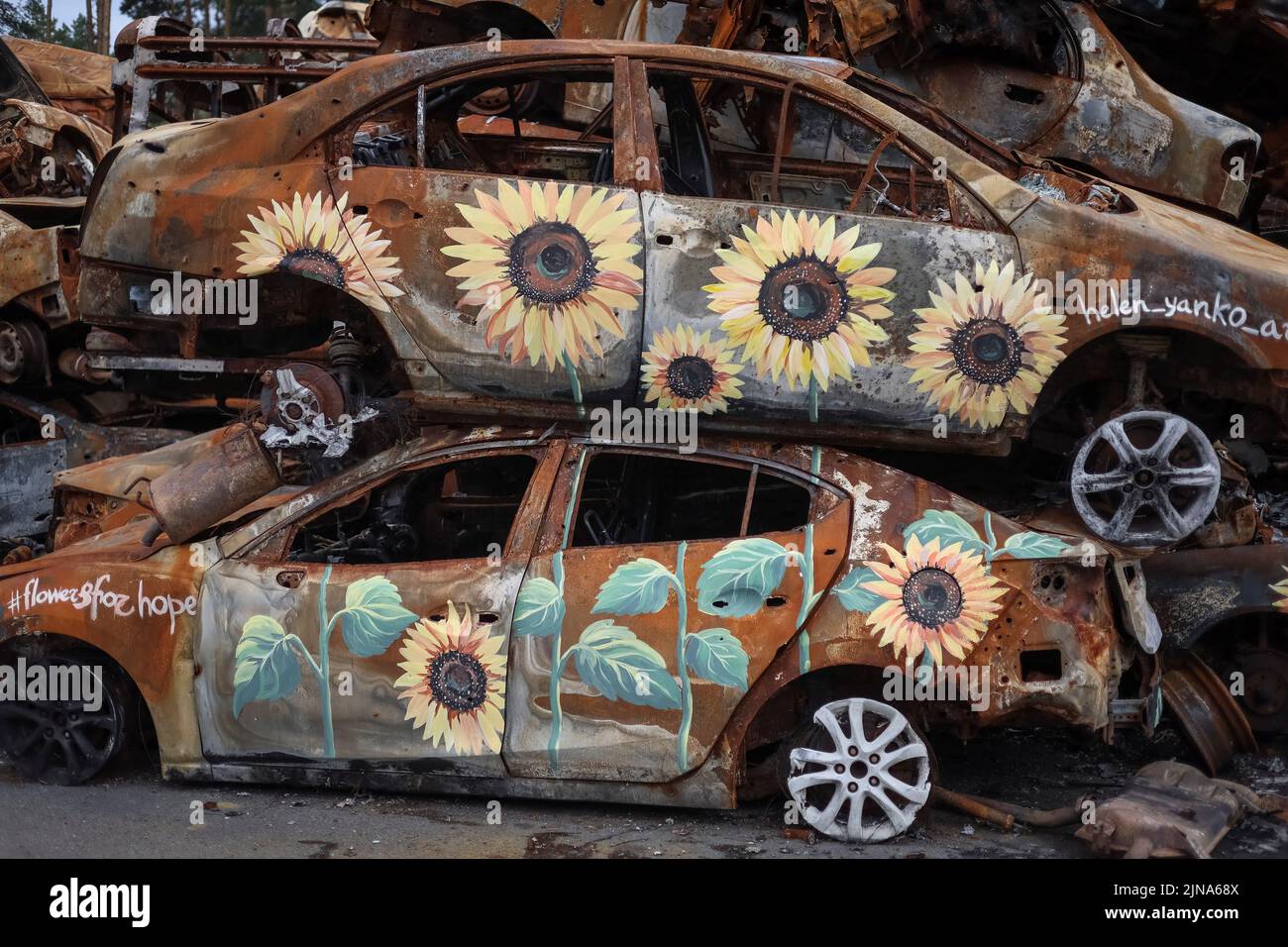 Des voitures détruites lors de l'attaque de la Russie contre l'Ukraine, puis recueillies à différents endroits et peintes par des artistes sont vues dans la ville d'Irpin dans la région de Kiev, Ukraine 10 août 2022. REUTERS/Gleb Garanich Banque D'Images
