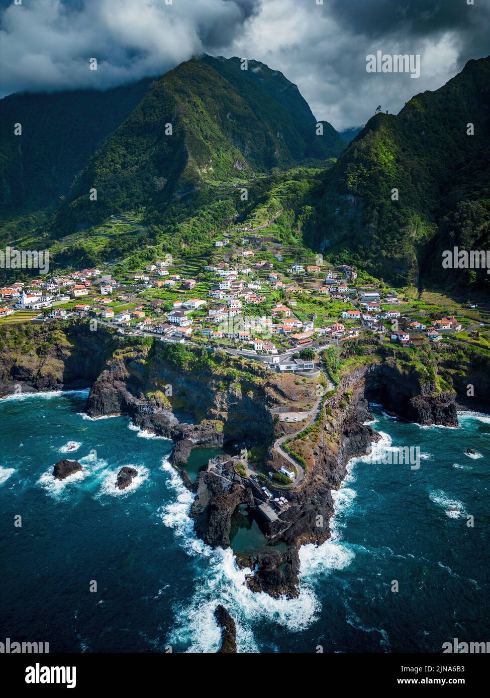 Vue aérienne du village côtier, Seixal, Porto Moniz, Madère, Portugal Banque D'Images