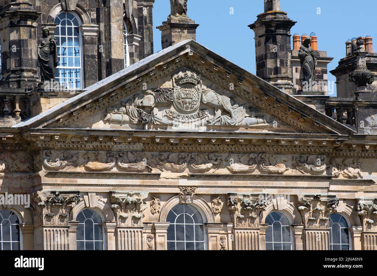 Le fronton des trois baies de la façade sud de Castle Howard, dans le nord du Yokshire Banque D'Images