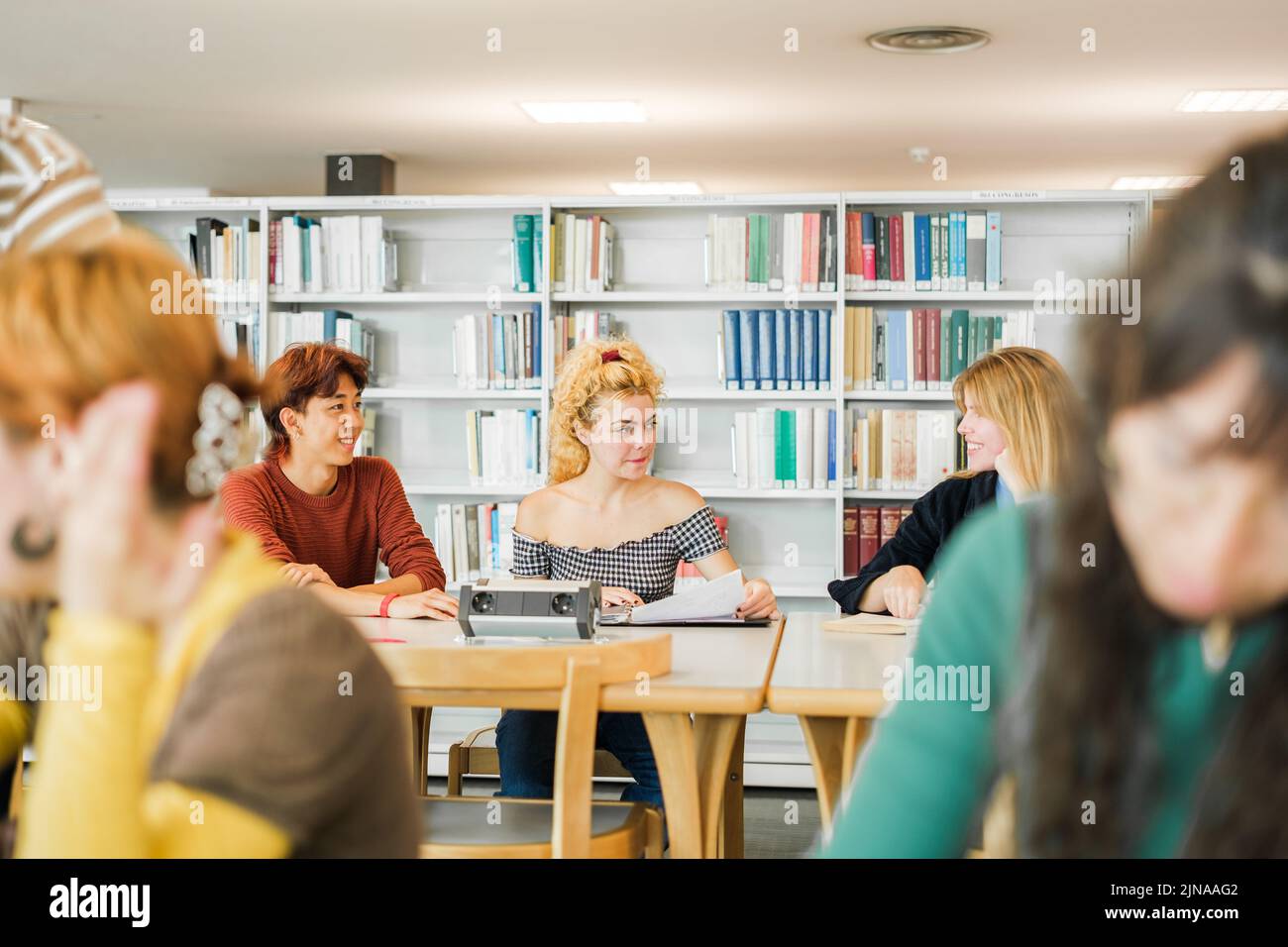 Groupe d'étudiants de la bibliothèque universitaire - accent sur le groupe de fond Banque D'Images