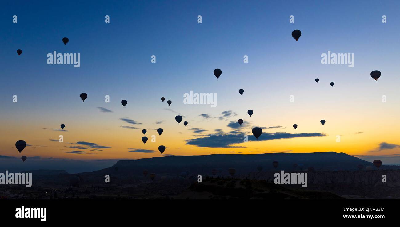 des ballons à air chaud se détalent au lever du soleil au-dessus de la ville de goreme en turquie Banque D'Images