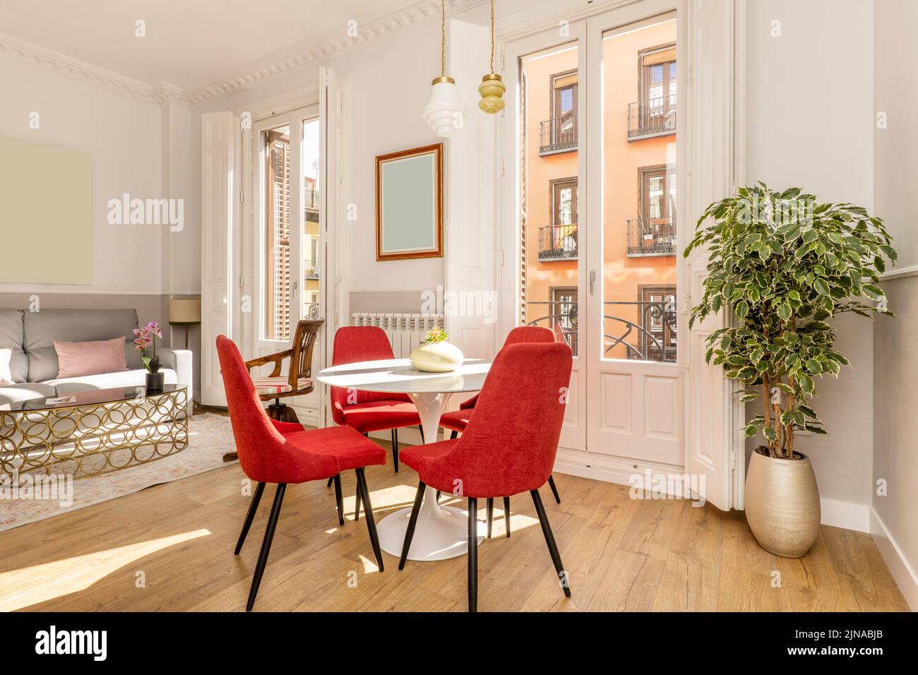 Salle de séjour dans l'appartement avec table latérale en métal et en ...