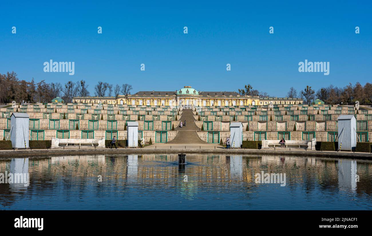 Palais de Sanssouci en mars avec des panneaux de bois sur les figures autour de la fontaine en face du Grand escalier, Potsdam, Brandebourg, Allemagne Banque D'Images