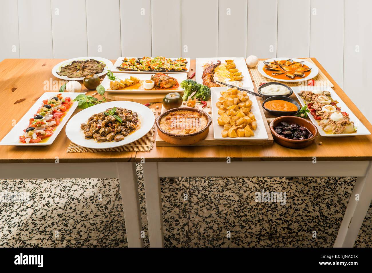 Table avec tapas et cuisine espagnole typique. Banque D'Images