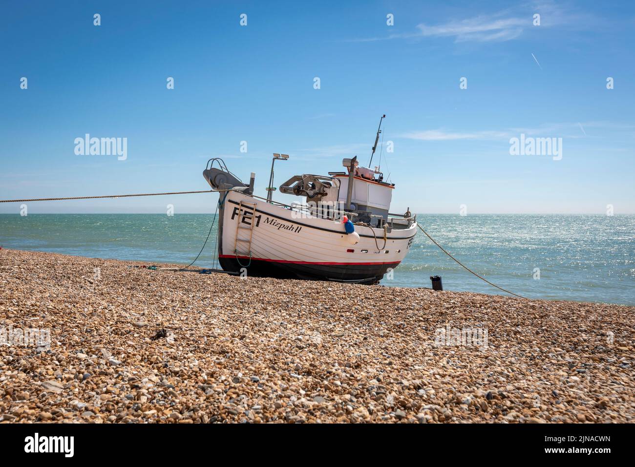 Un bateau de pêche sur Fisherman's Beach, Hythe, Kent. Banque D'Images